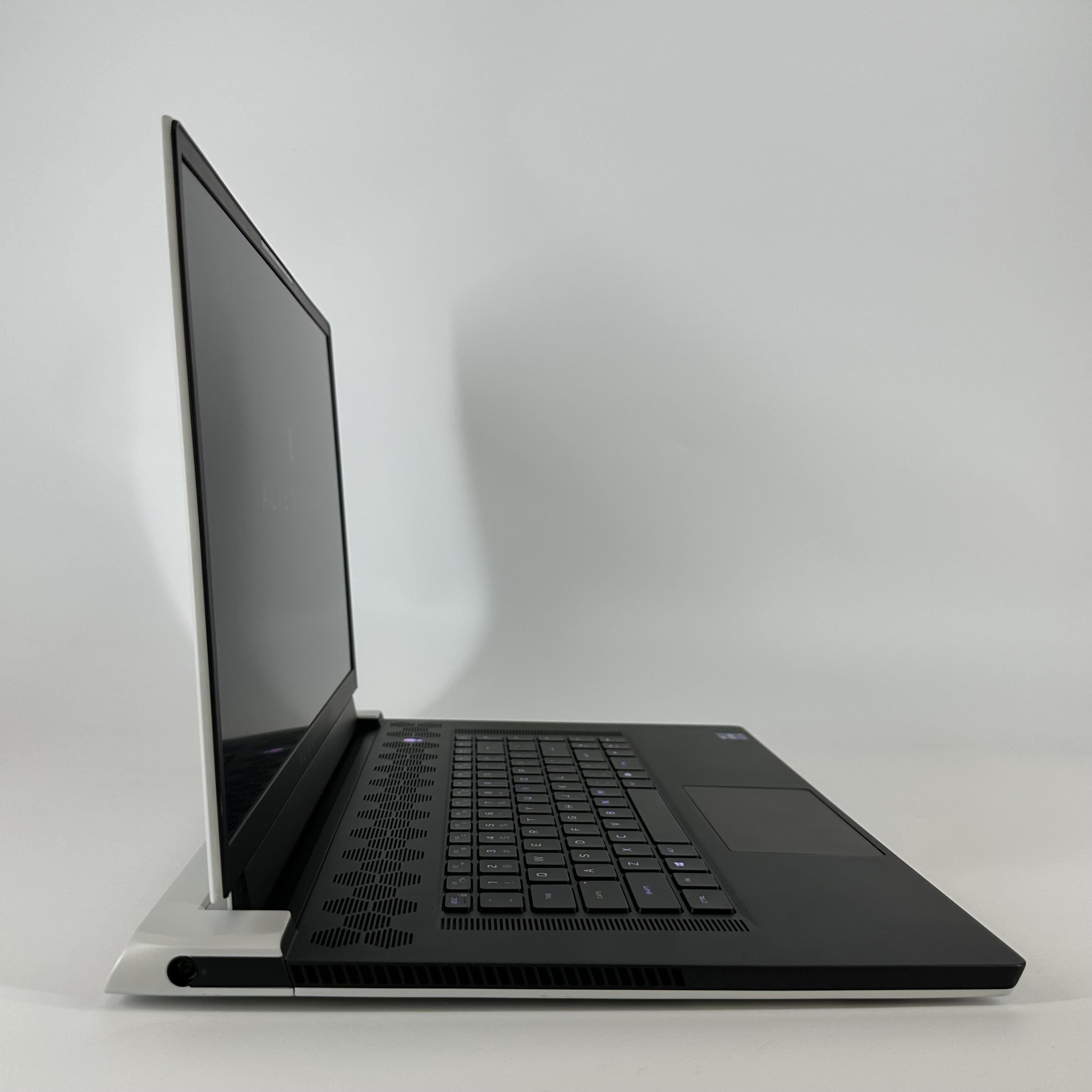 Dell Alienware X17 R1 White 2.6 GHz Intel Core i9 11th Gen. 64GB RAM 4TB Solid State Drive NVIDIA GeForce RTX 3080 16 GB