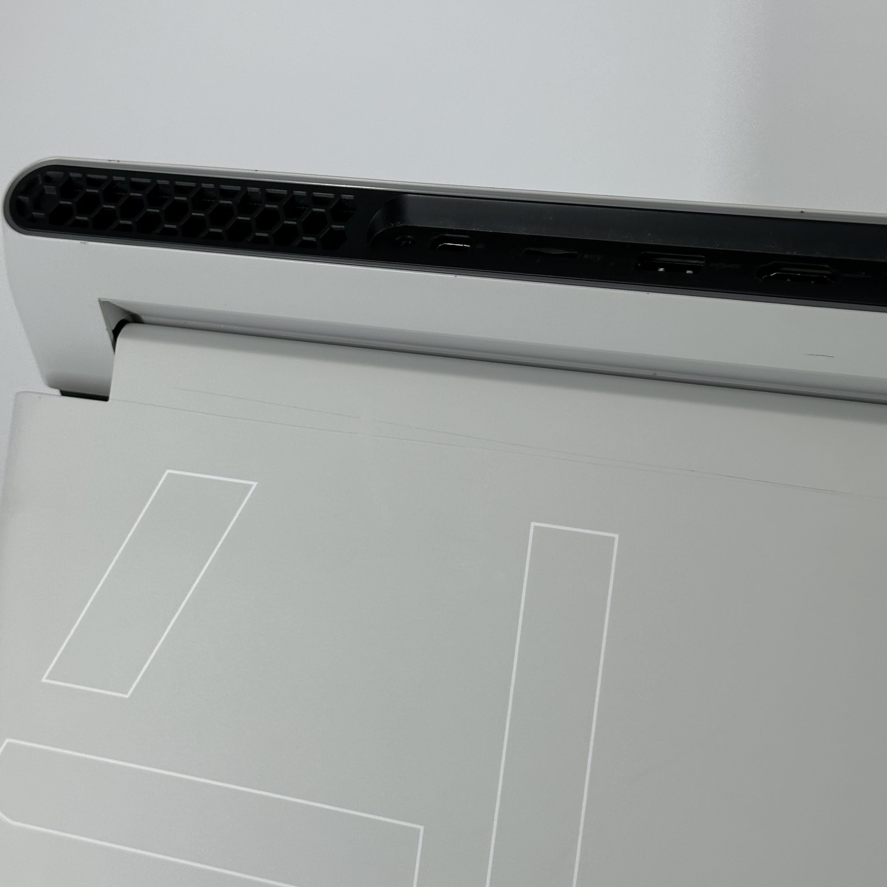 Dell Alienware X17 R1 White 2.6 GHz Intel Core i9 11th Gen. 64GB RAM 4TB Solid State Drive NVIDIA GeForce RTX 3080 16 GB