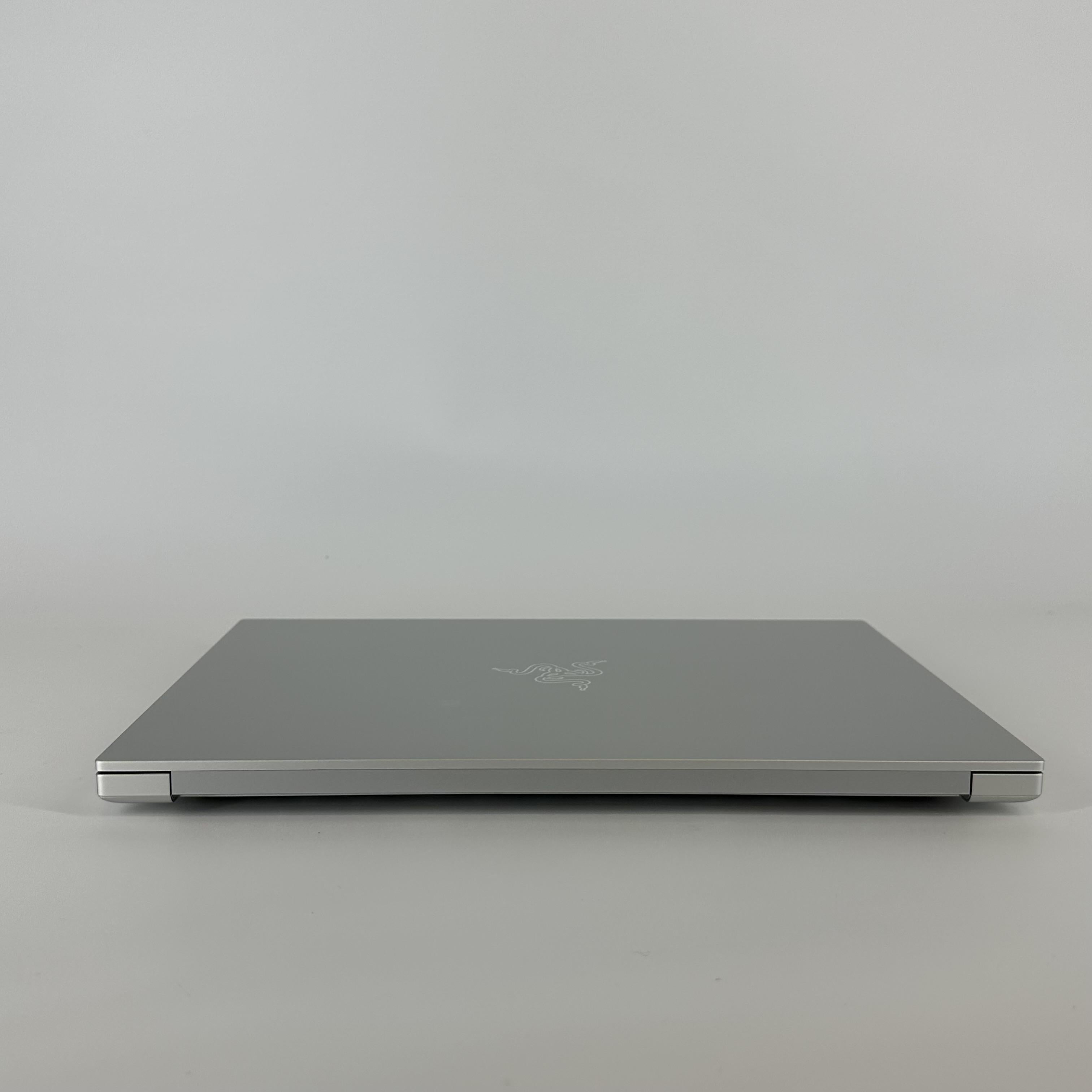 Razer Blade 14 2025 White 2.0 GHz AMD Ryzen AI 9 365 32GB RAM 2TB Solid State Drive NVIDIA GeForce RTX 5070 8 GB