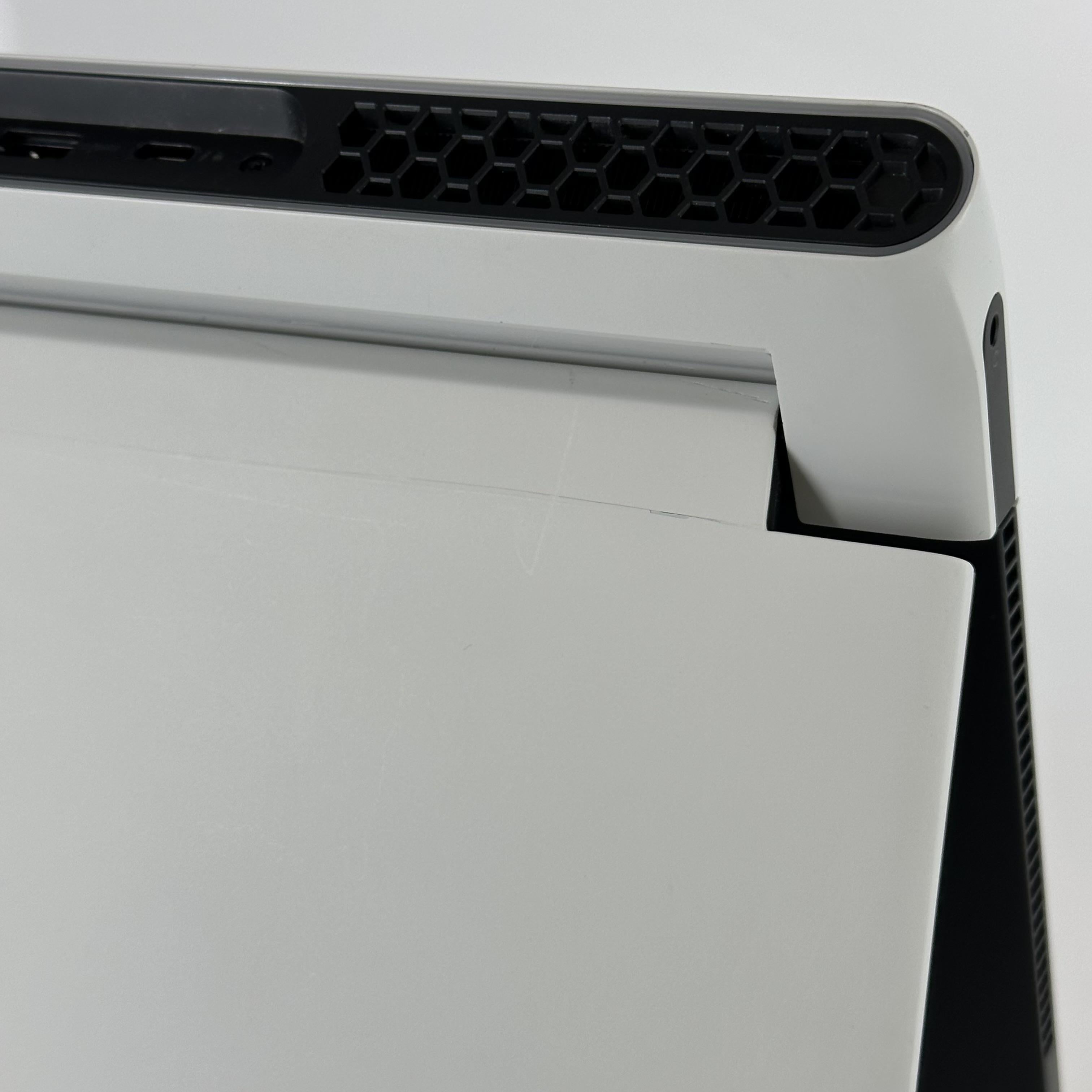 Dell Alienware X17 R1 White 2.6 GHz Intel Core i9 11th Gen. 64GB RAM 4TB Solid State Drive NVIDIA GeForce RTX 3080 16 GB