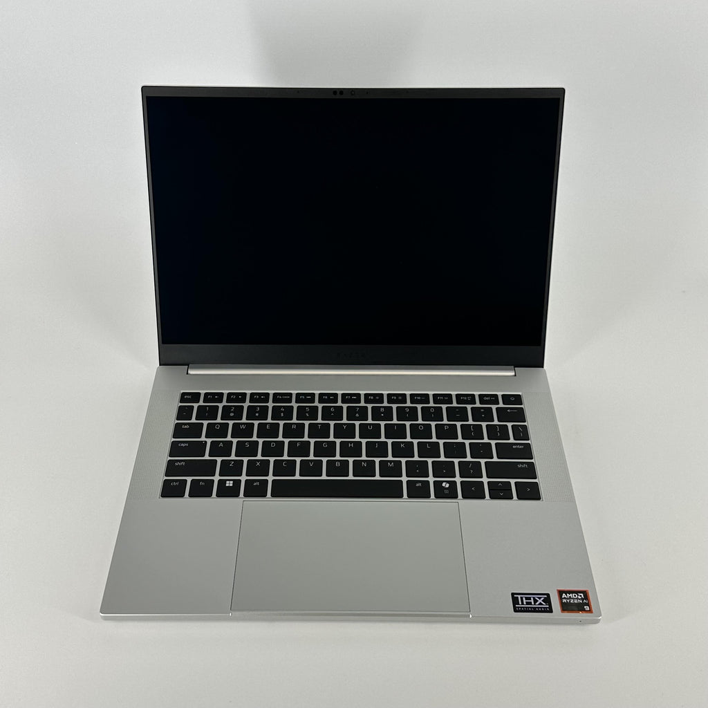Razer Blade 14 2025 White 2.0 GHz AMD Ryzen AI 9 365 32GB RAM 2TB Solid State Drive NVIDIA GeForce RTX 5070 8 GB