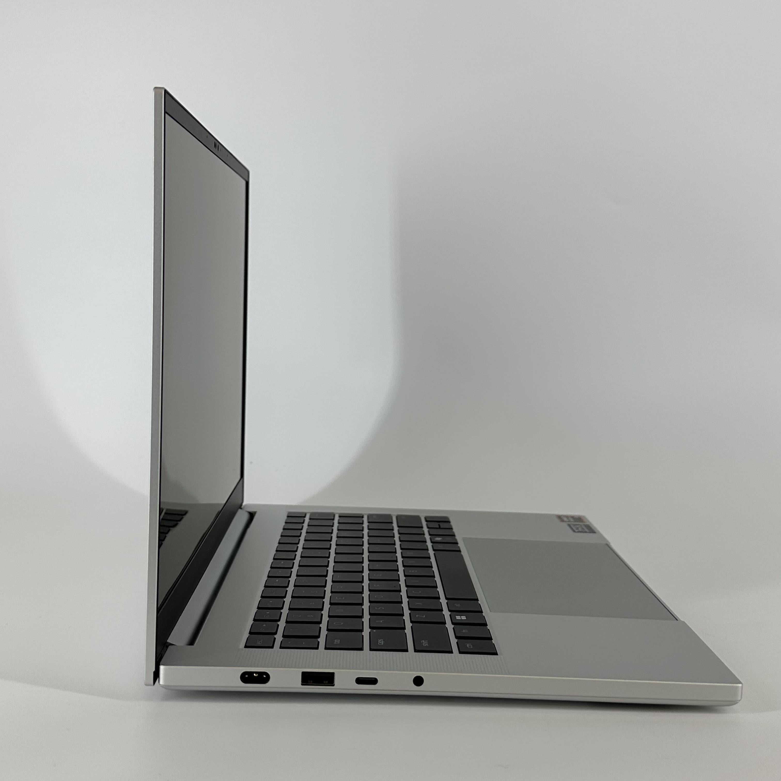 Razer Blade 14 2025 White 2.0 GHz AMD Ryzen AI 9 365 32GB RAM 2TB Solid State Drive NVIDIA GeForce RTX 5070 8 GB