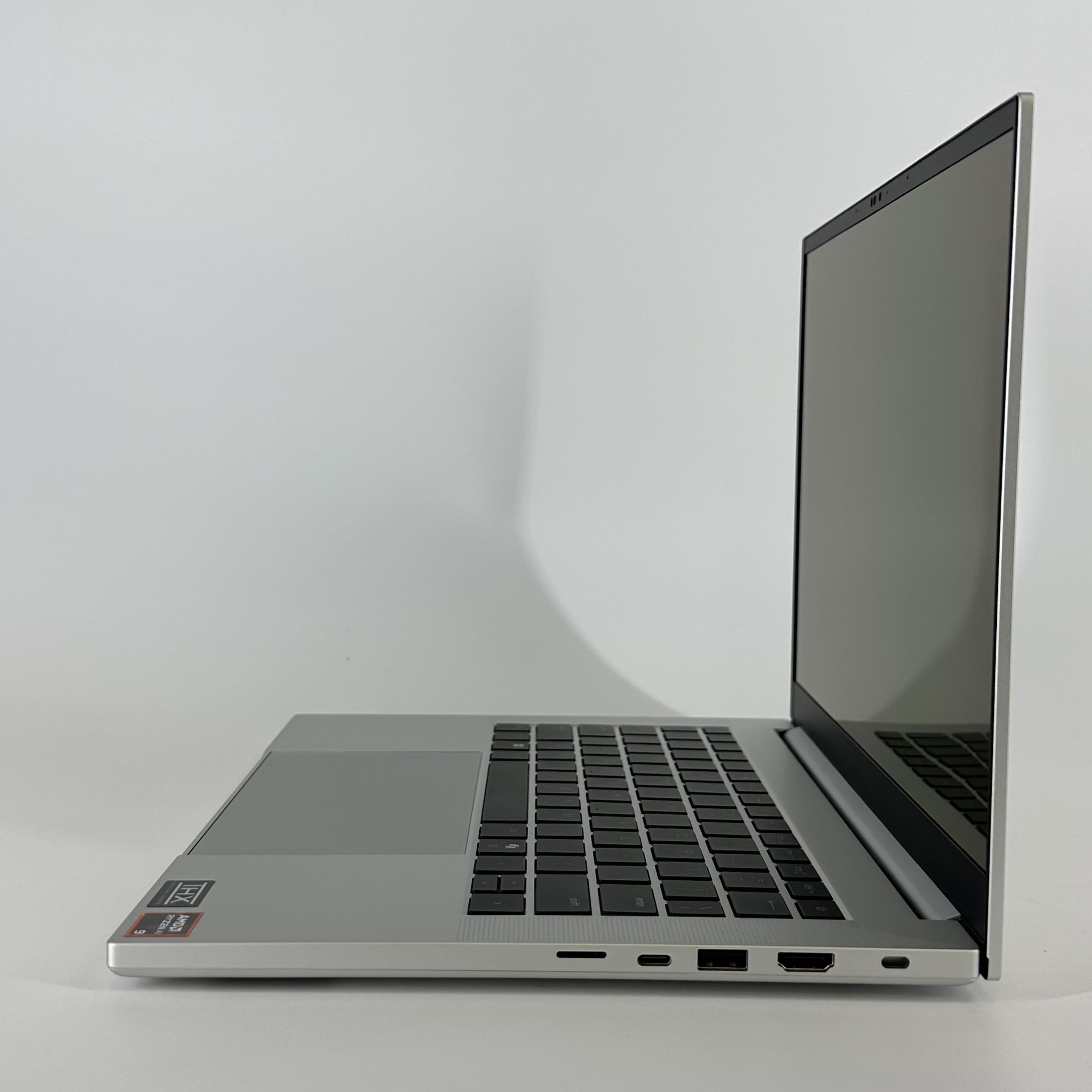 Razer Blade 14 2025 White 2.0 GHz AMD Ryzen AI 9 365 32GB RAM 2TB Solid State Drive NVIDIA GeForce RTX 5070 8 GB