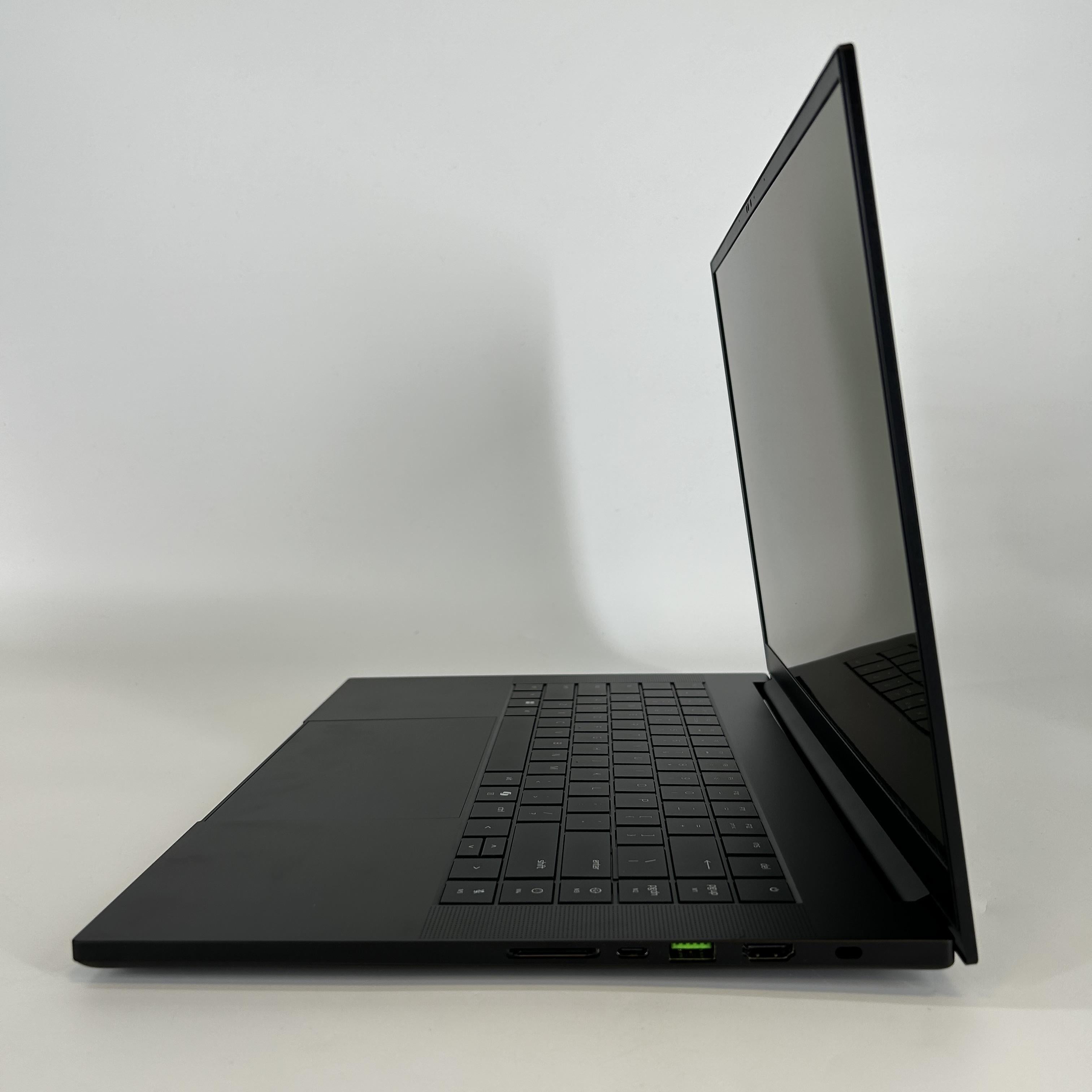 Razer Blade 16 2025 Black 2.0 GHz AMD Ryzen AI 9 HX 370 32GB RAM 2TB Solid State Drive NVIDIA GeForce RTX 5090 24 GB