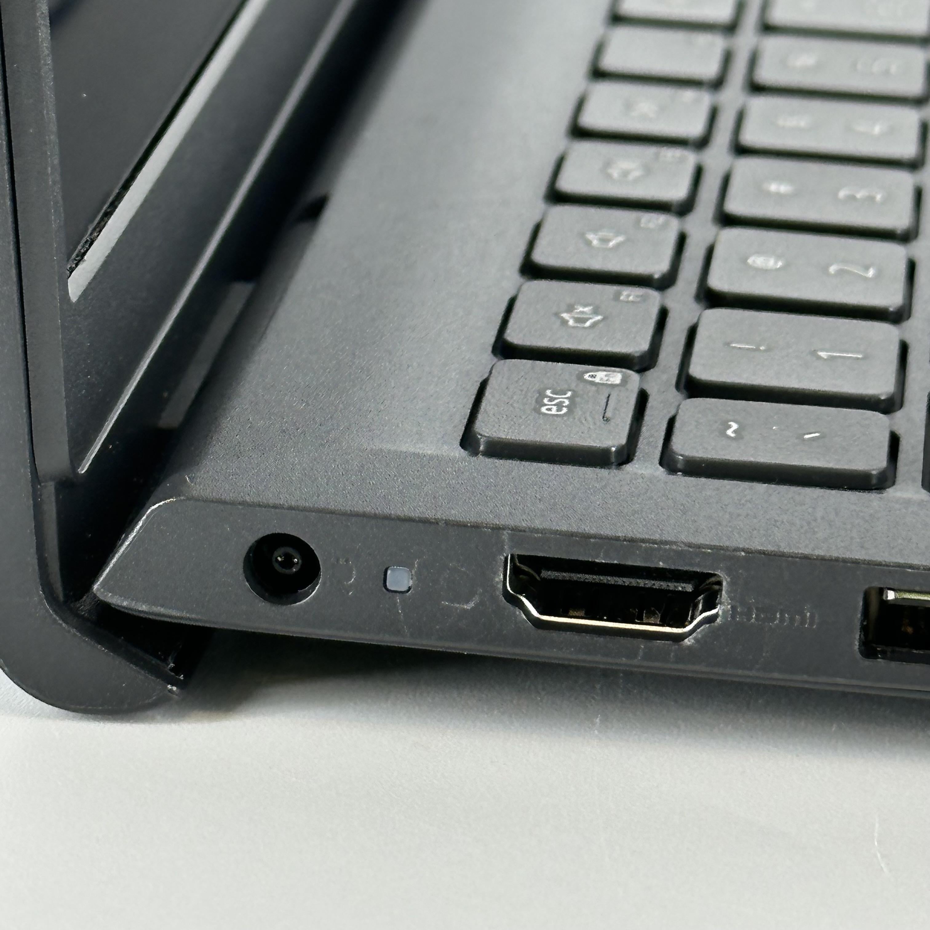 Dell 15 DC15250 Carbon Black 1.7 GHz Intel Core i7 13th Gen. 16GB RAM 1TB Solid State Drive