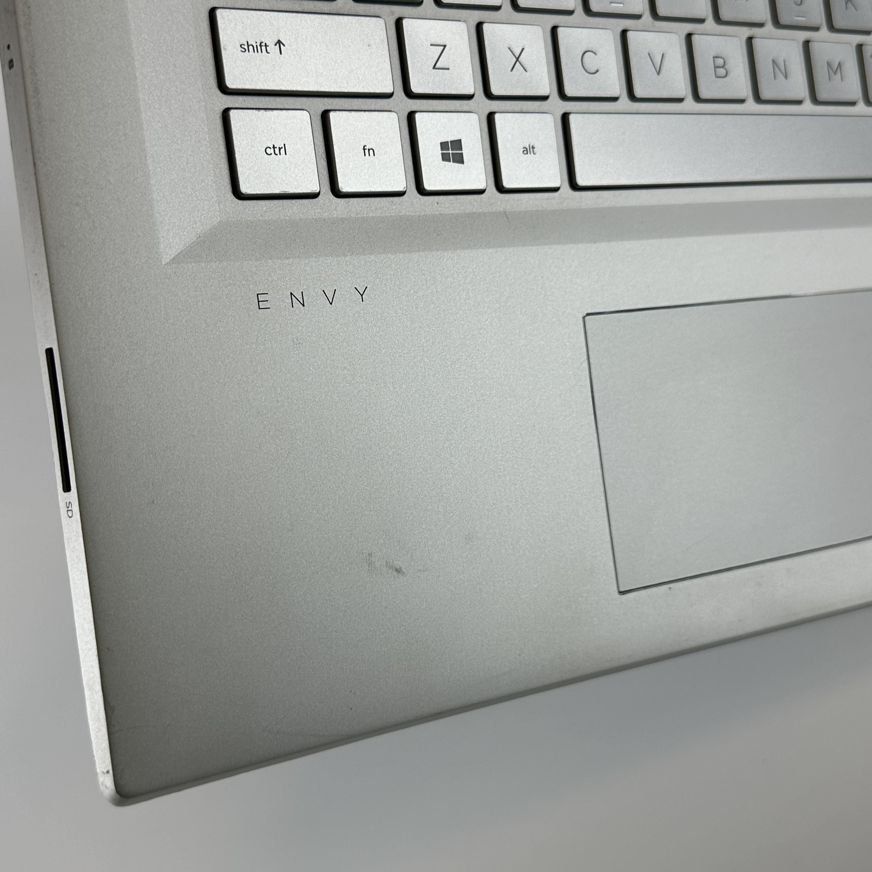 HP Envy 17 Silver 1.8 GHz Intel Core i7 8th Gen. 16GB RAM 512GB Solid State Drive NVIDIA GeForce MX150 4 GB