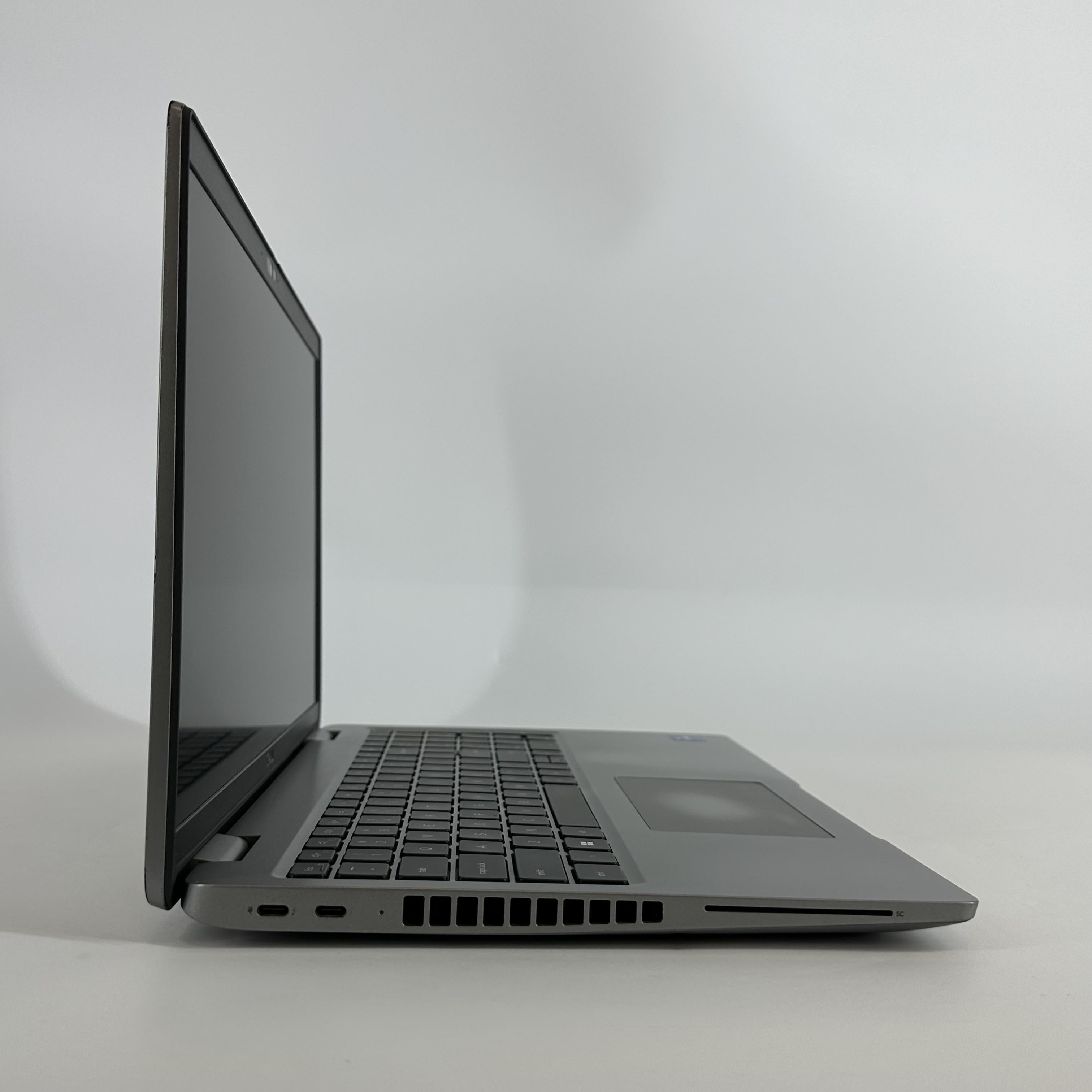 Dell Latitude 5540 15.6 Gray 1.7 GHz Intel Core i7 13th Gen. 32GB RAM 512GB Solid State Drive