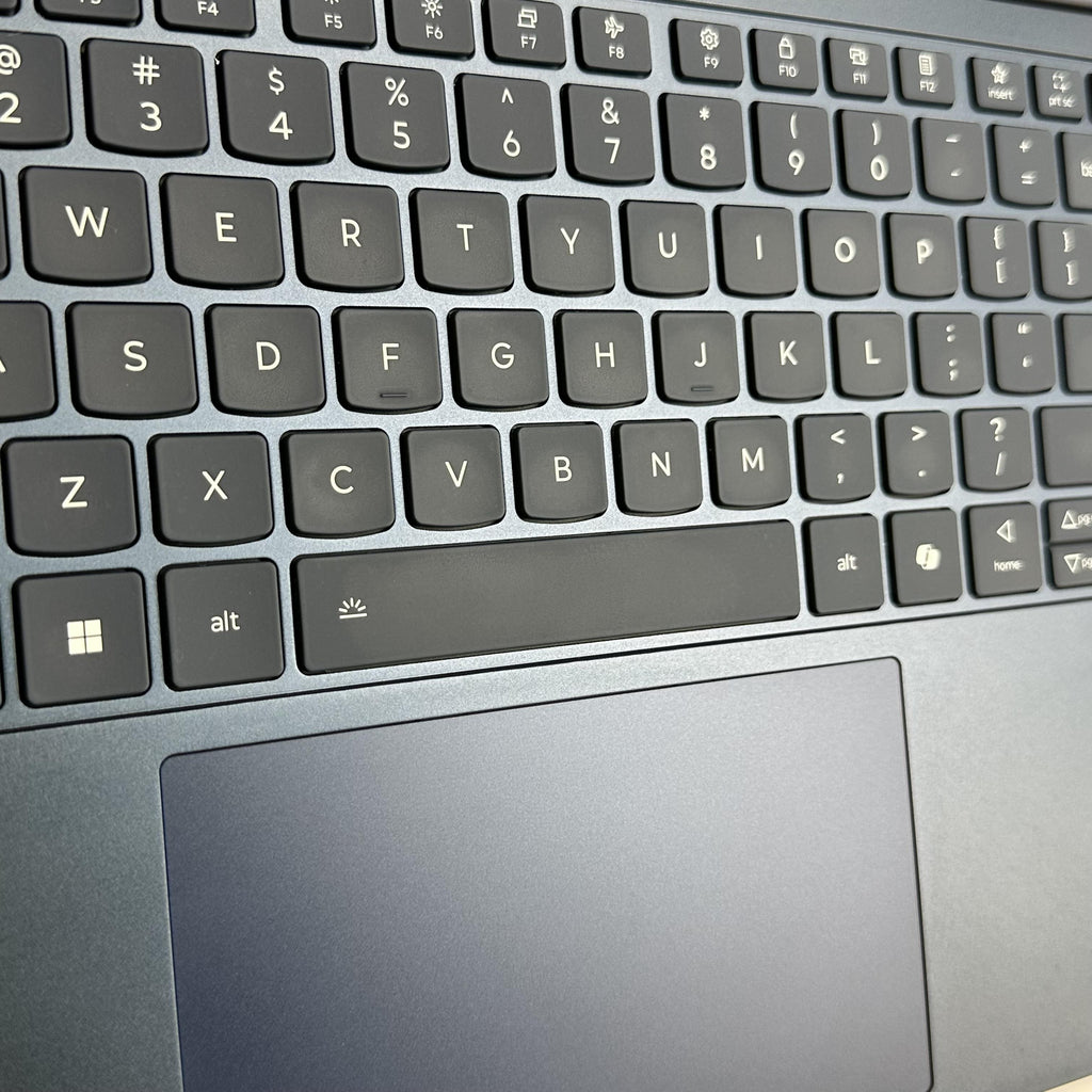 Lenovo Yoga Slim 7x 14.5 Blue 3.4 GHz Qualcomm Snapdragon X Elite 16GB RAM 512GB Solid State Drive
