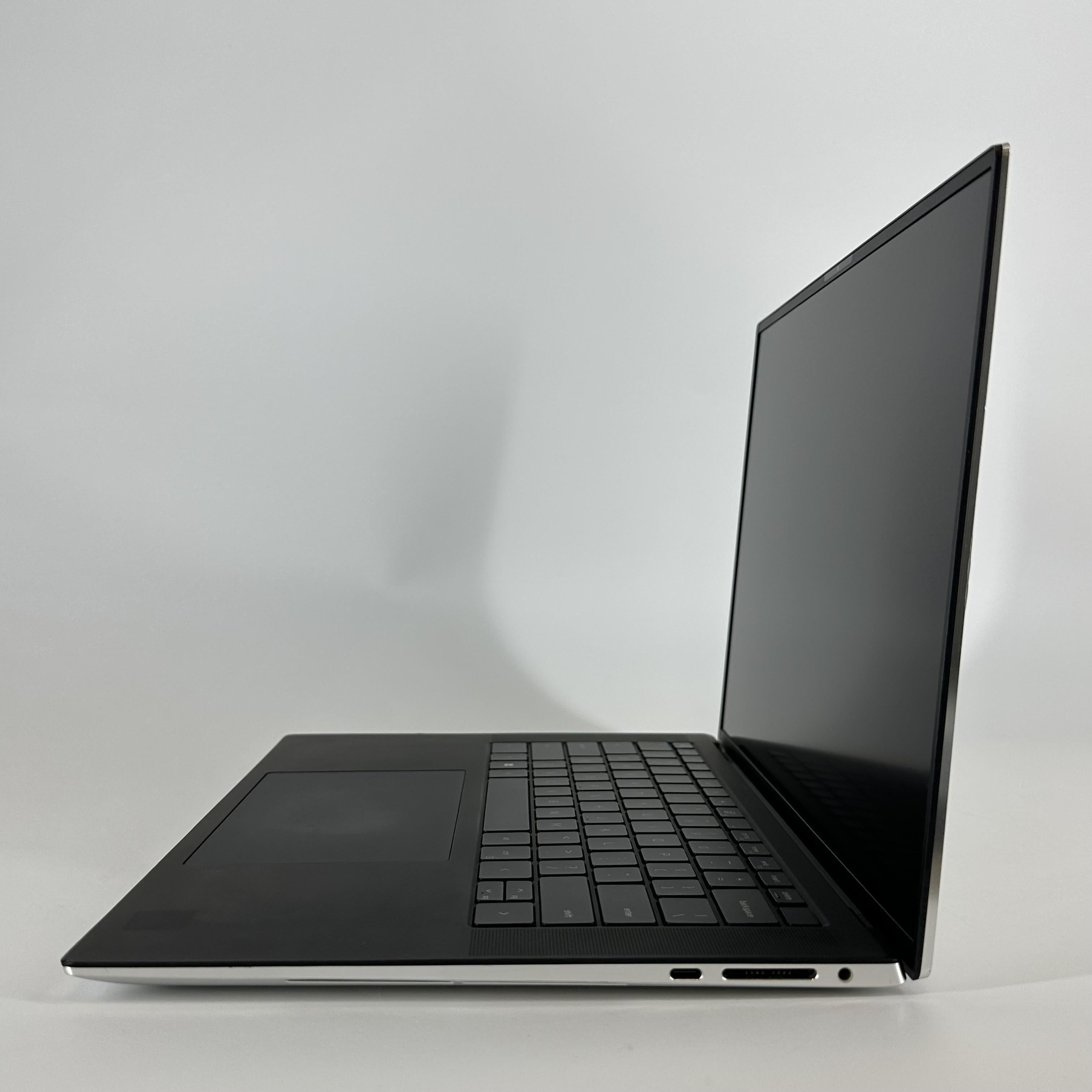 Dell XPS 15 9530 Silver 2.4 GHz Intel Core i7 13th Gen. 32GB RAM 512GB Solid State Drive NVIDIA GeForce RTX 4070 8 GB