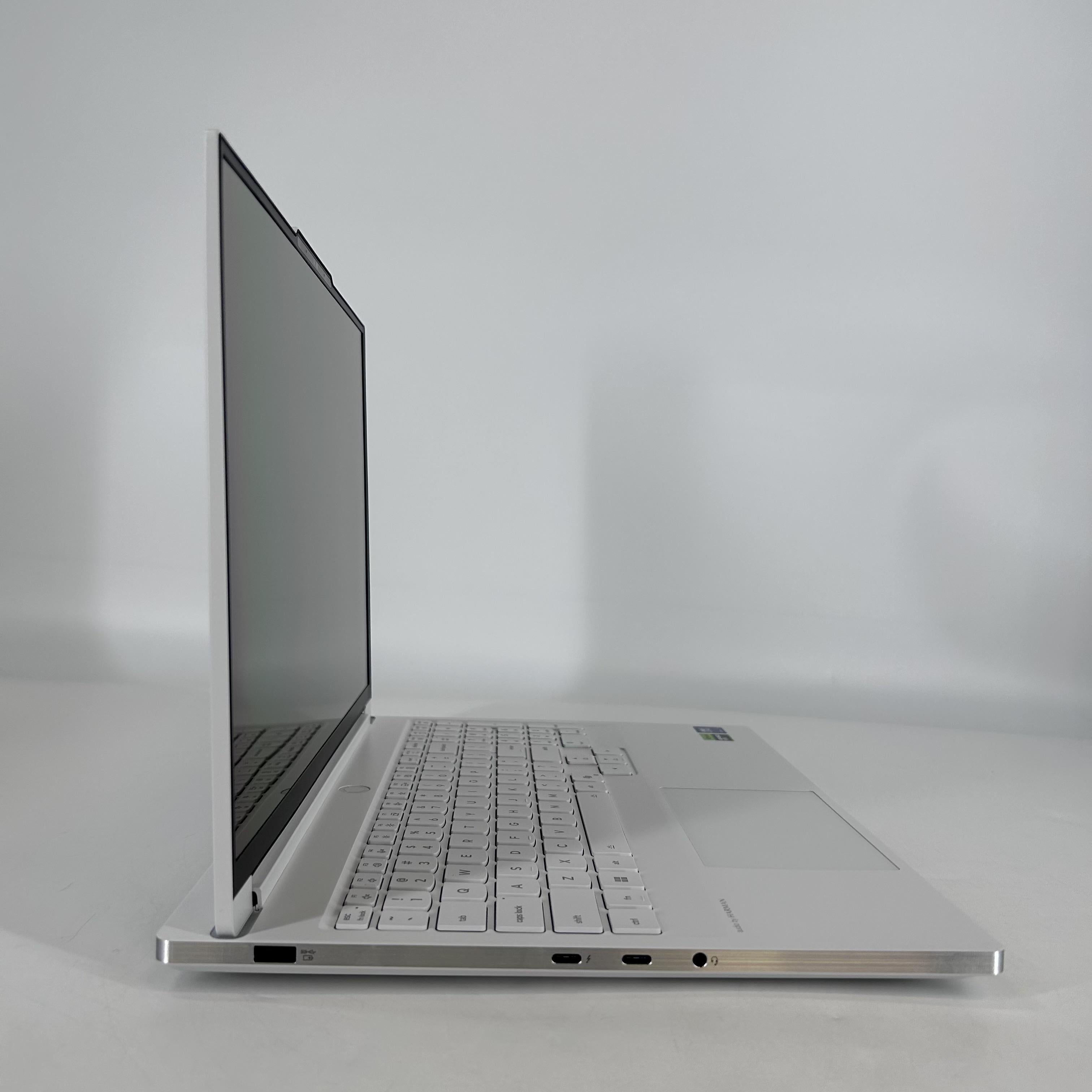 Lenovo Legion 7i Gen 10 16 White 2.7 GHz Intel Core Ultra 9 Series 2 32GB RAM 1TB Solid State Drive NVIDIA GeForce RTX 5070 8 GB