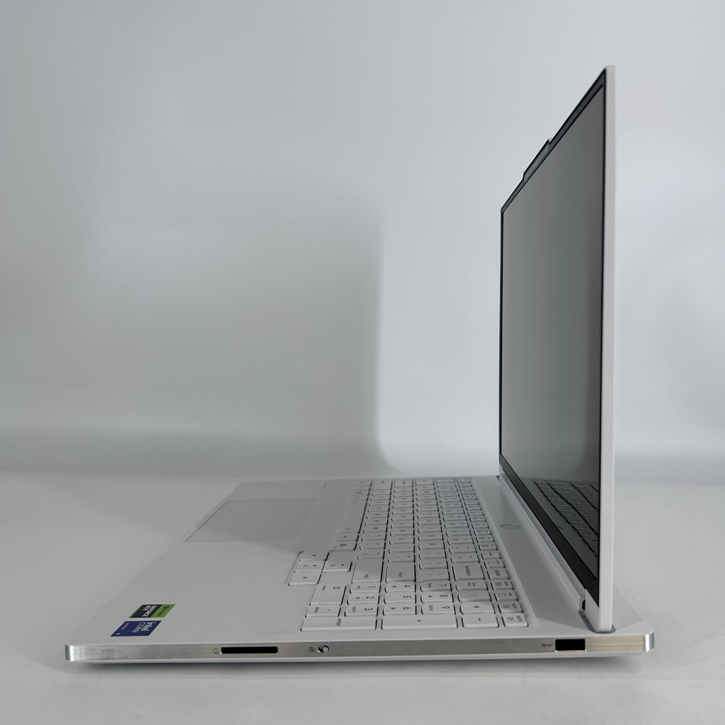 Lenovo Legion 7i Gen 10 16 White 2.7 GHz Intel Core Ultra 9 Series 2 32GB RAM 1TB Solid State Drive NVIDIA GeForce RTX 5070 8 GB