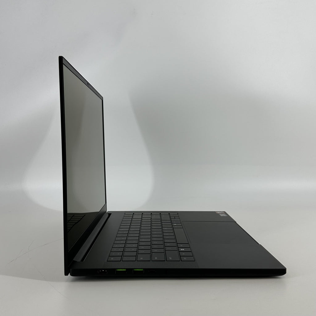 Razer Blade 16 2025 Black 2.0 GHz AMD Ryzen AI 9 365 32GB RAM 1TB Solid State Drive NVIDIA GeForce RTX 5070 8 GB