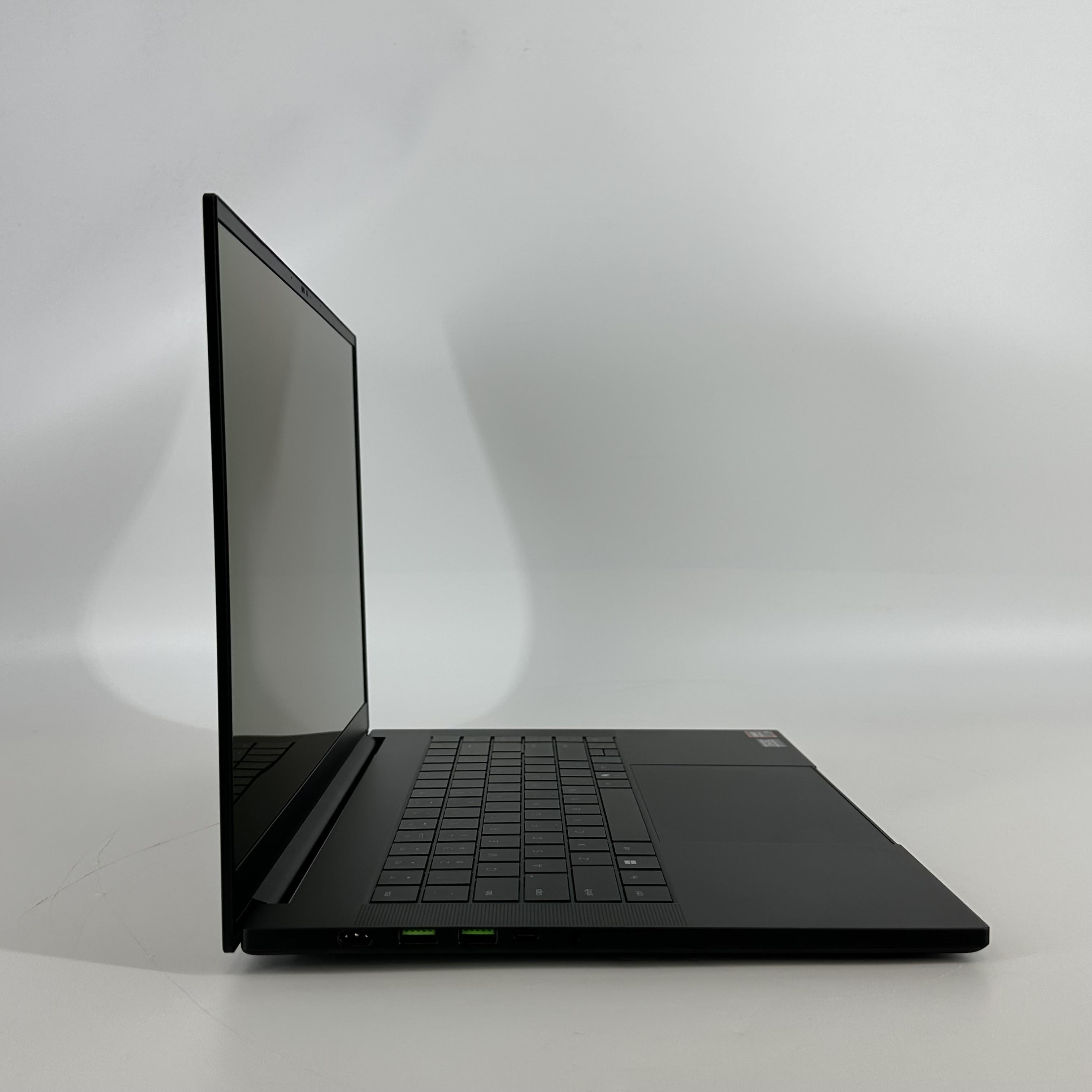 Razer Blade 16 2025 Black 2.0 GHz AMD Ryzen AI 9 365 32GB RAM 1TB Solid State Drive NVIDIA GeForce RTX 5070 8 GB