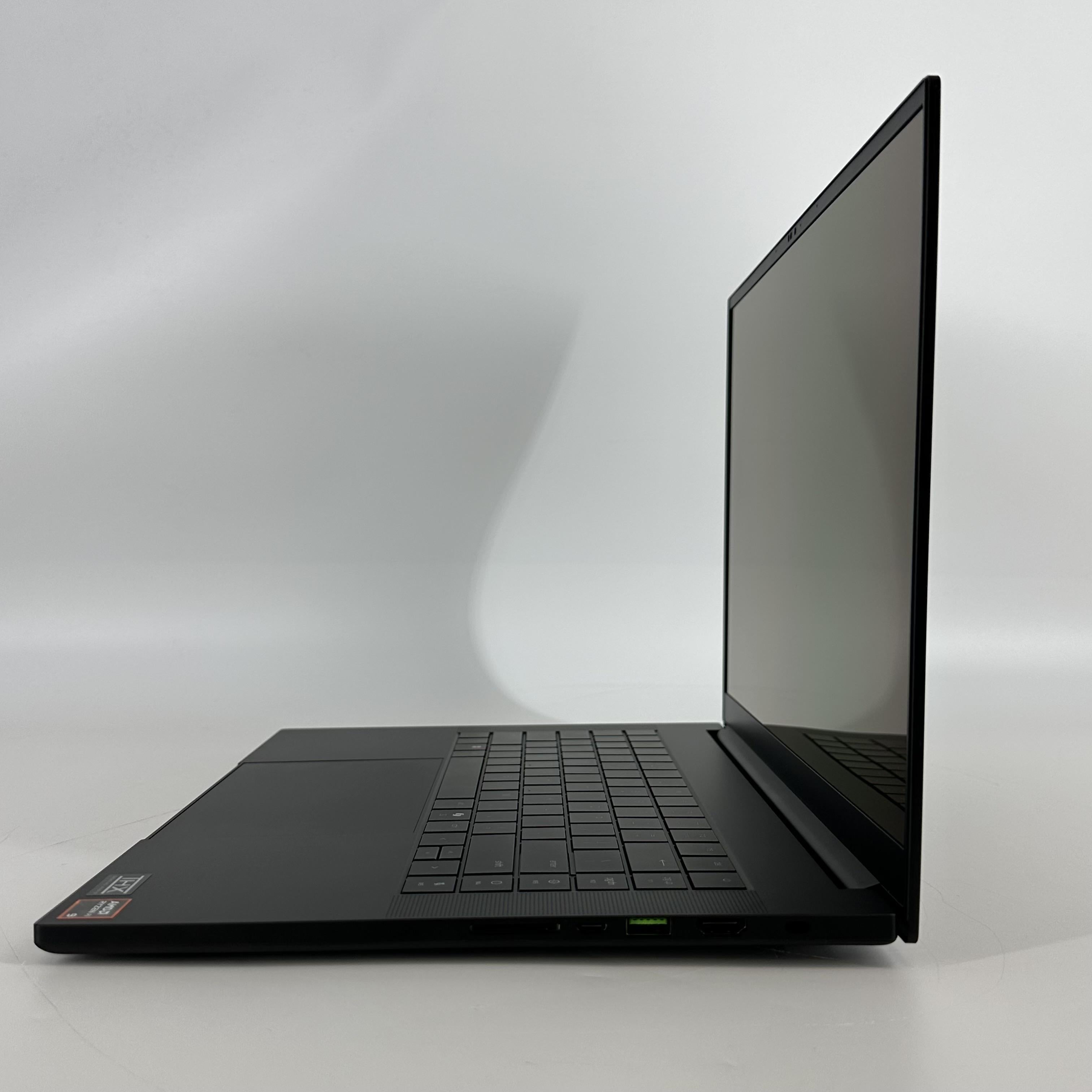 Razer Blade 16 2025 Black 2.0 GHz AMD Ryzen AI 9 365 32GB RAM 1TB Solid State Drive NVIDIA GeForce RTX 5070 8 GB