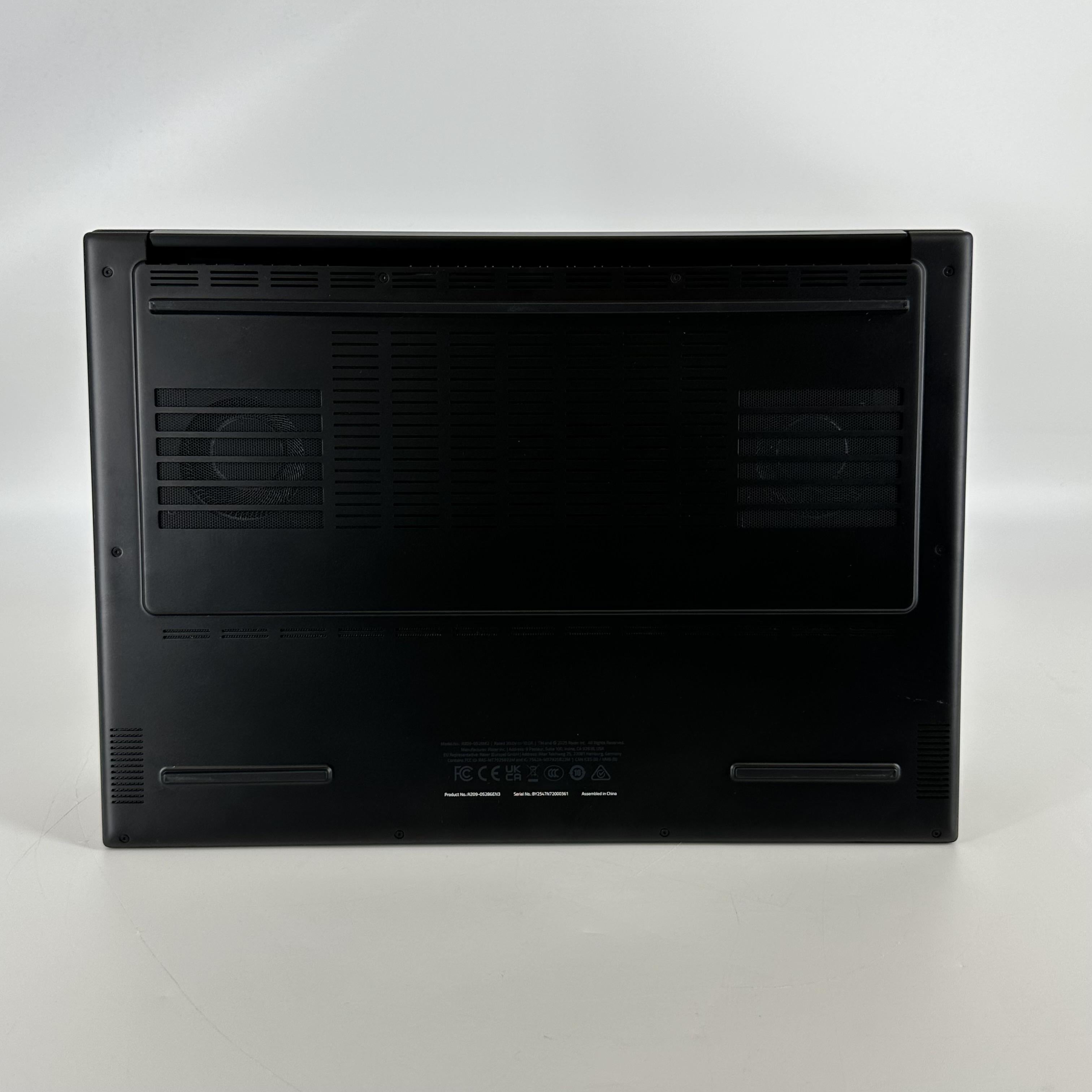 Razer Blade 16 2025 Black 2.0 GHz AMD Ryzen AI 9 365 32GB RAM 1TB Solid State Drive NVIDIA GeForce RTX 5070 8 GB
