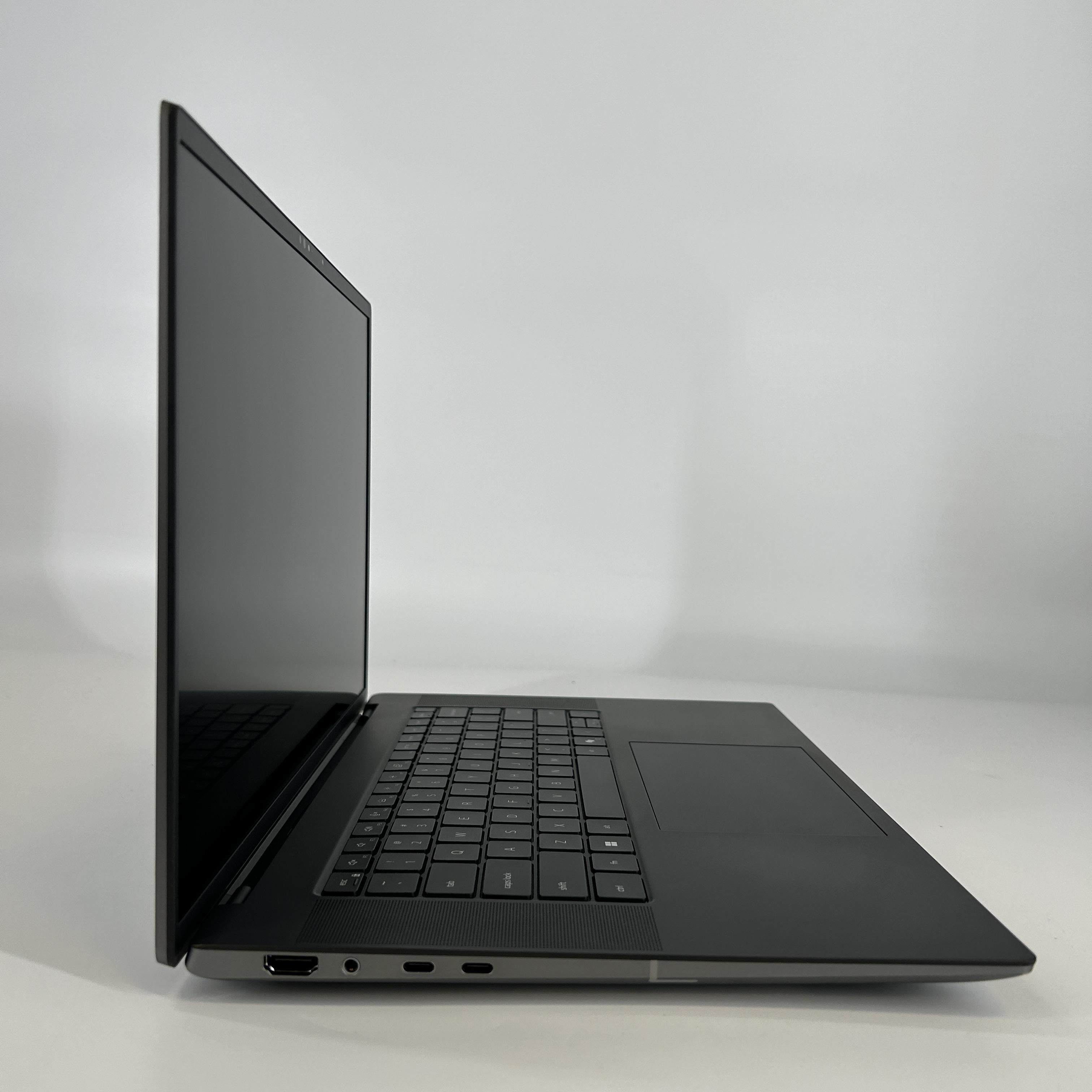 Dell Precision 5690 16 Gray 3.8 GHz Intel Core Ultra 7 64GB RAM 1TB Solid State Drive NVIDIA RTX 2000 Ada 8 GB