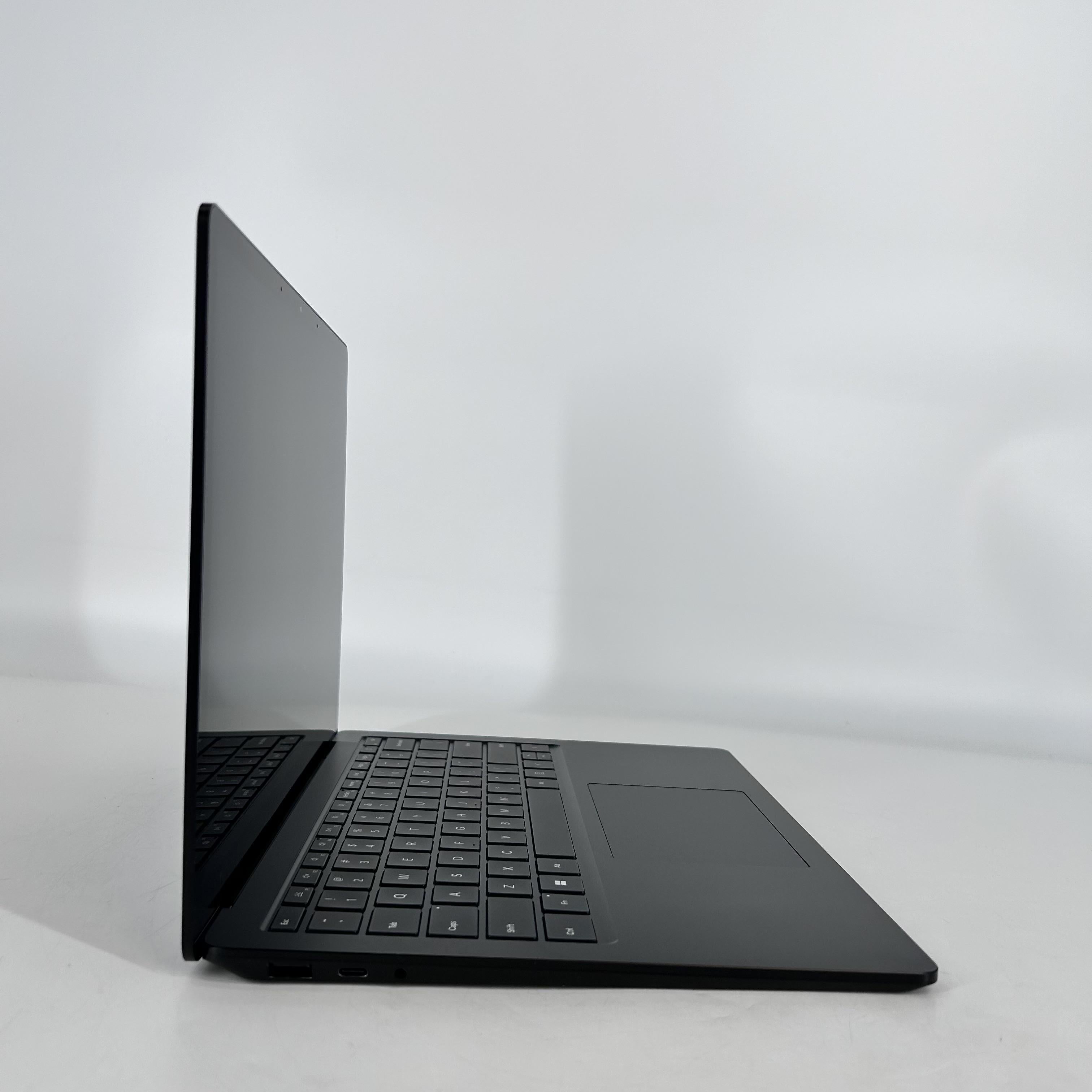 Microsoft Surface Laptop 5 13.5 Black 2.7 GHz Intel Core i7 12th Gen. 16GB RAM 512GB Solid State Drive