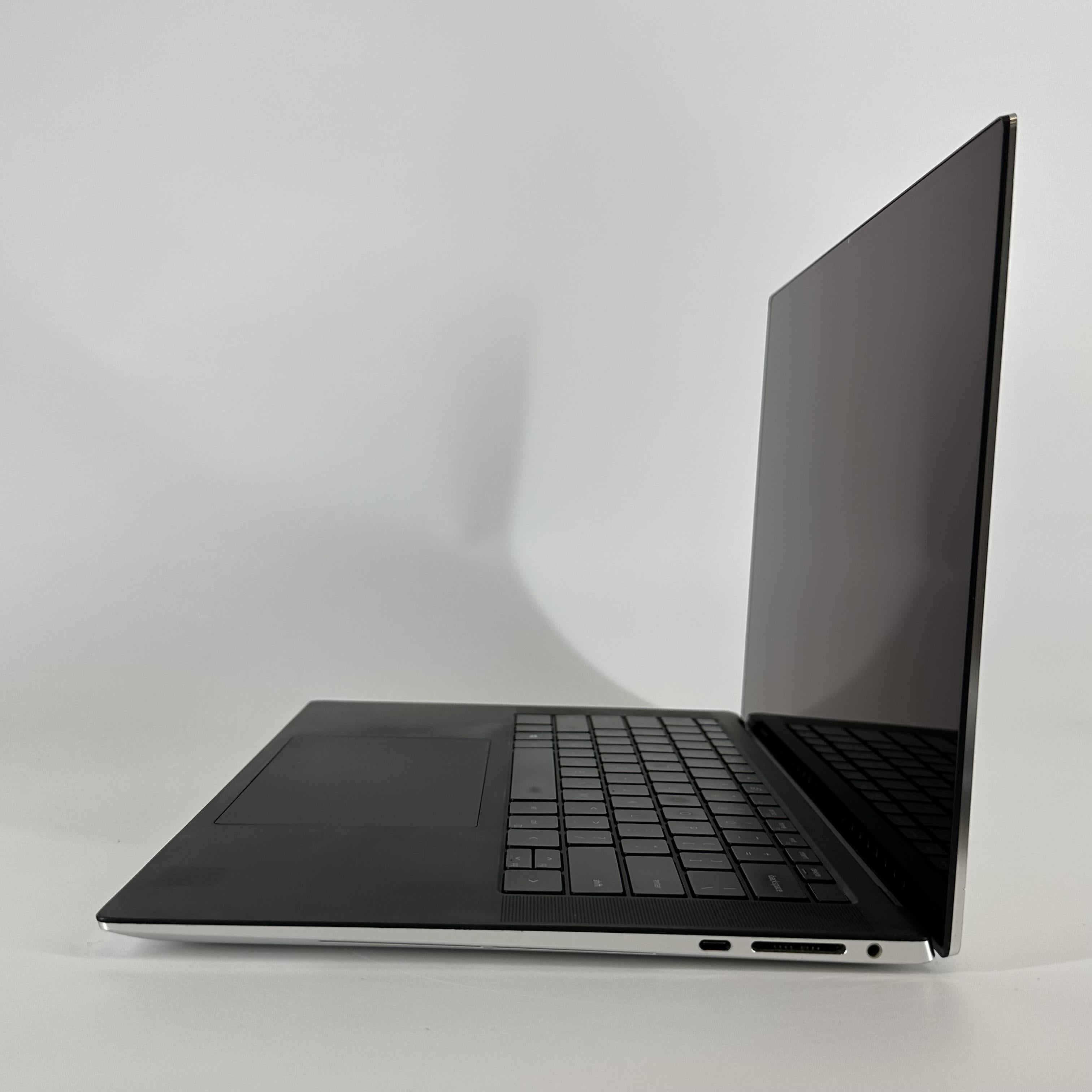 Dell XPS 15 9500 Gray 2.4 GHz Intel Core i9 10th Gen. 32GB RAM 1TB Solid State Drive NVIDIA GeForce GTX 1650 Ti 4 GB