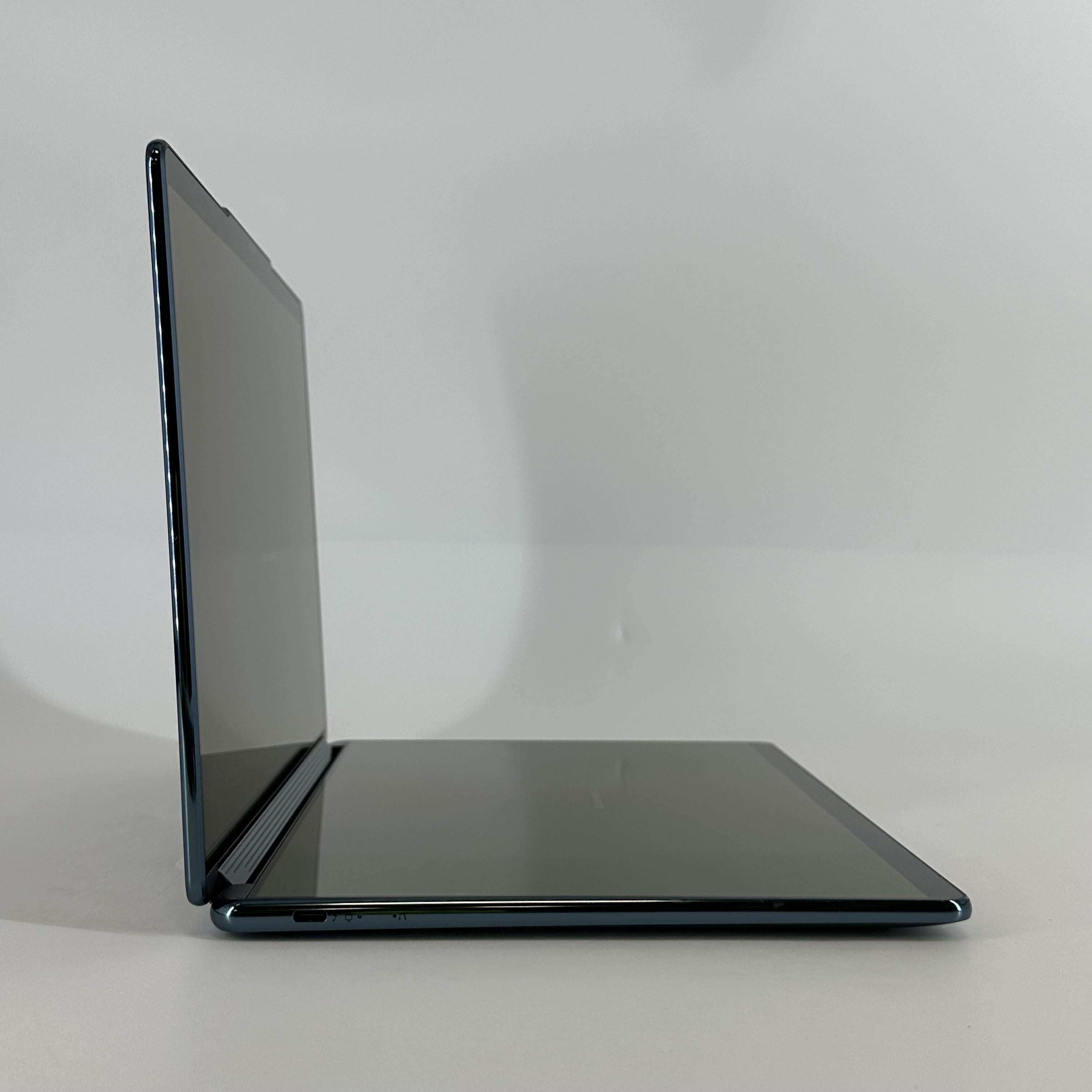 Lenovo Yoga Book 9i 13.3 Blue 1.7 GHz Intel Core i7 13th Gen. 16GB RAM 512GB Solid State Drive
