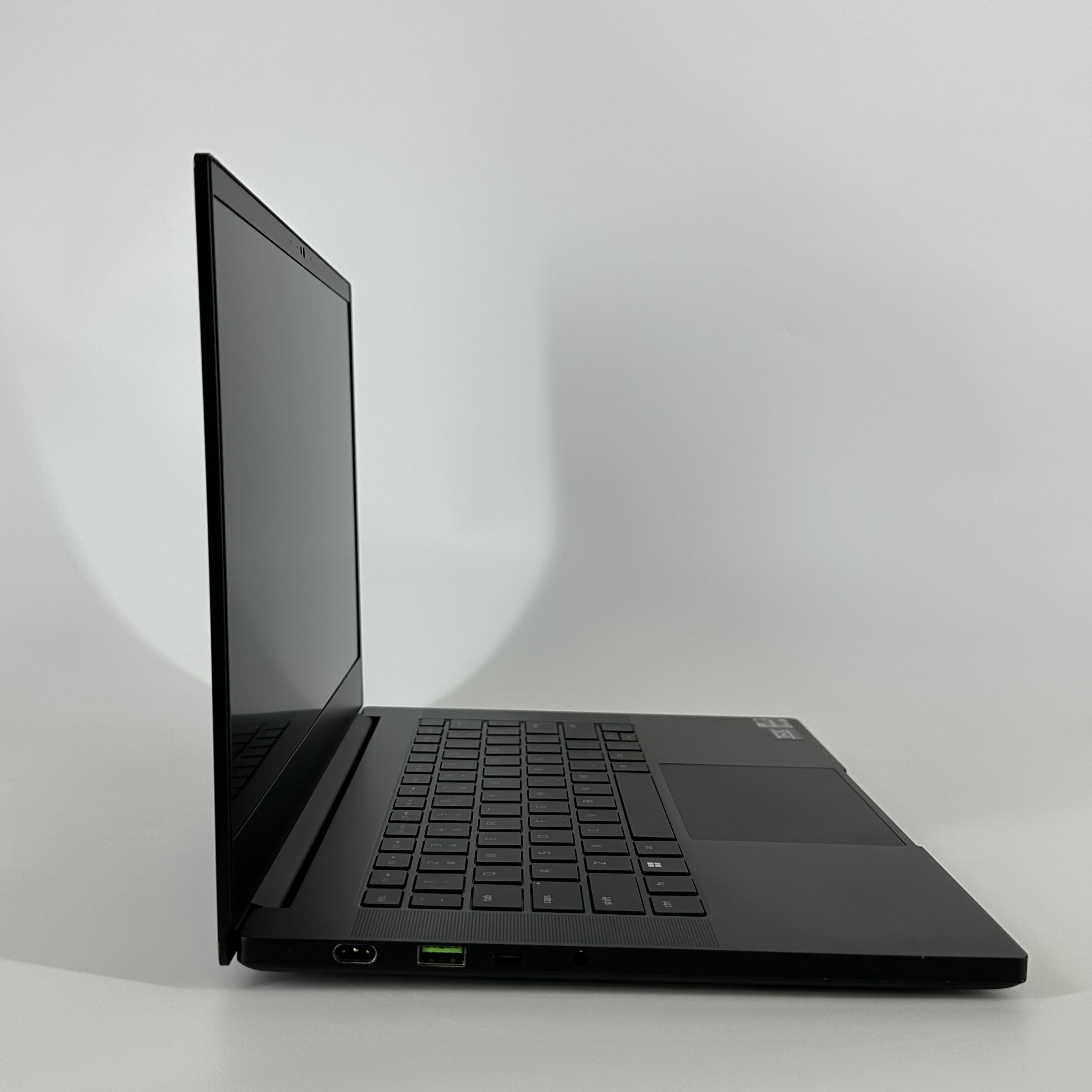 Razer Blade 14 2022 Black 3.3 GHz AMD Ryzen 9 6900HX 16GB RAM 1TB Solid State Drive NVIDIA GeForce RTX 3060 6 GB