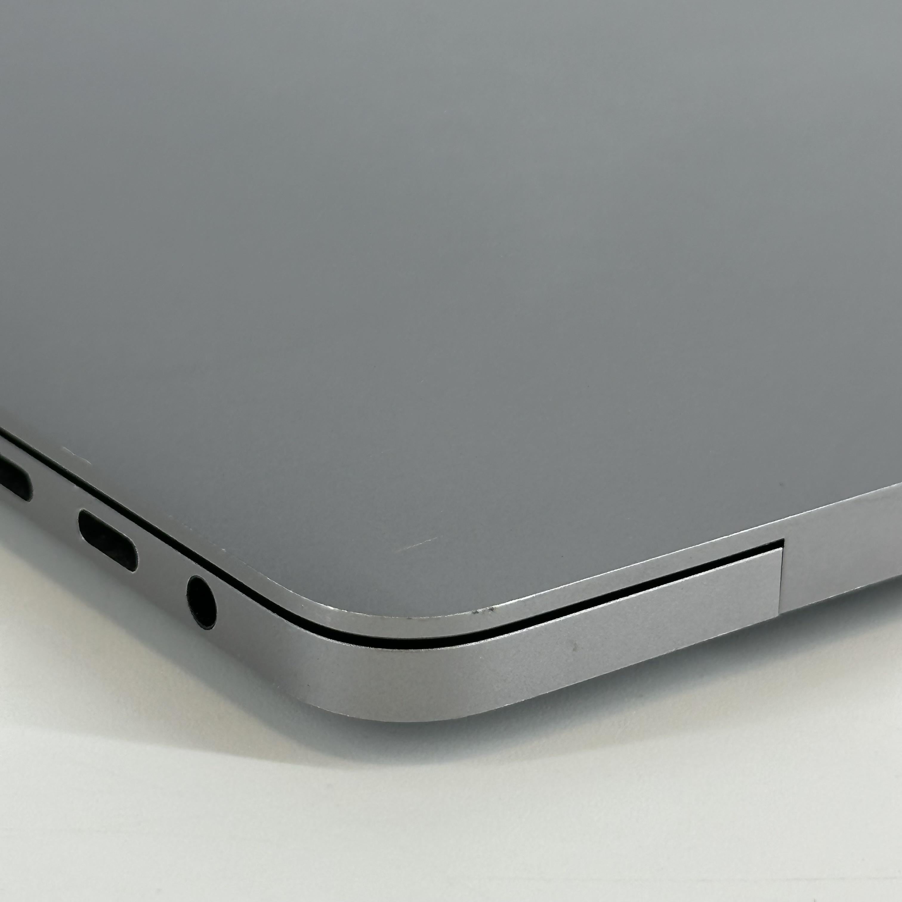 Apple MacBook Pro 15 Touch Bar 2017 Space Gray 3.1 GHz Intel Core i7 7th Gen. 16GB RAM 1TB Solid State Drive AMD Radeon Pro 560 4 GB