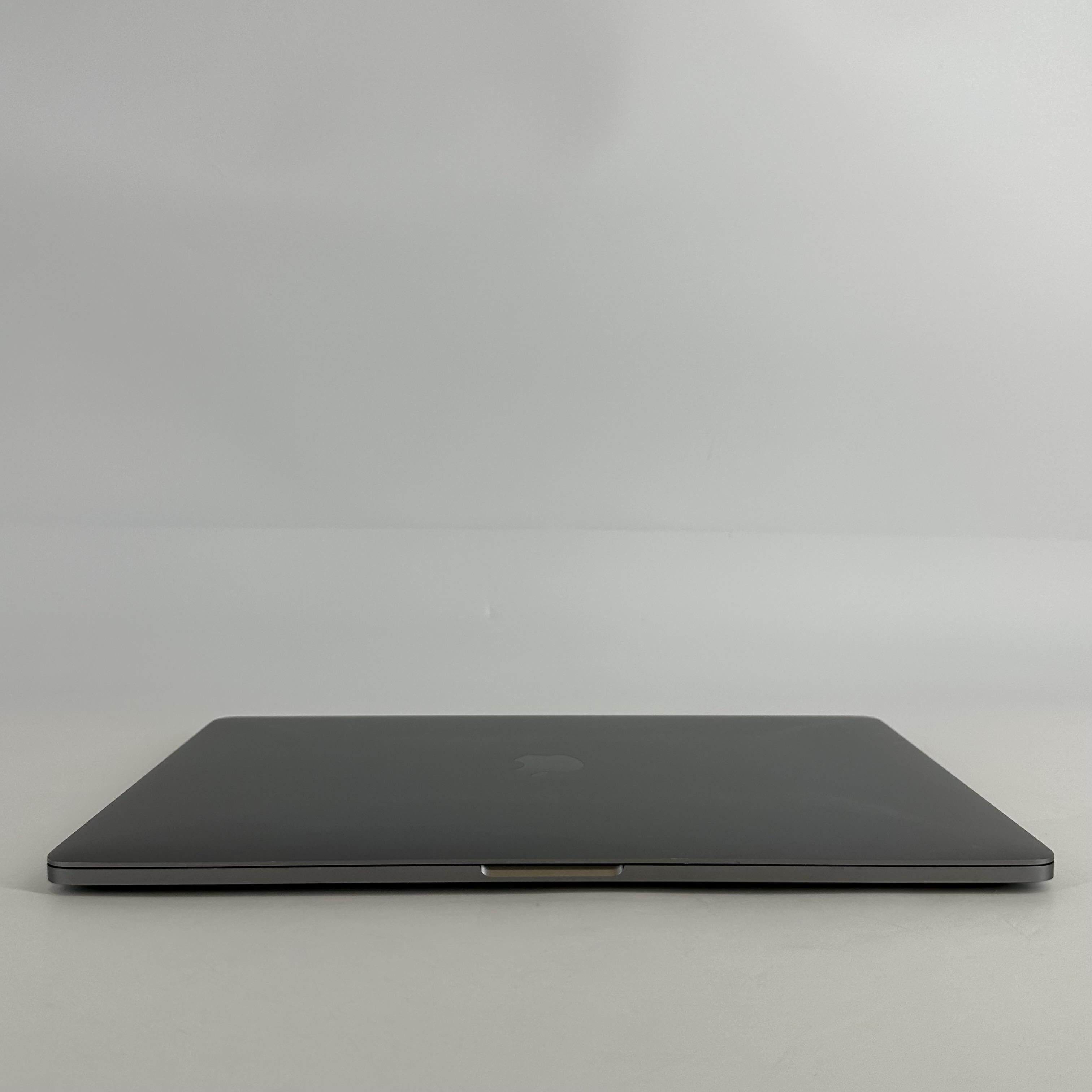 Apple MacBook Pro 15 Touch Bar 2017 Space Gray 3.1 GHz Intel Core i7 7th Gen. 16GB RAM 1TB Solid State Drive AMD Radeon Pro 560 4 GB