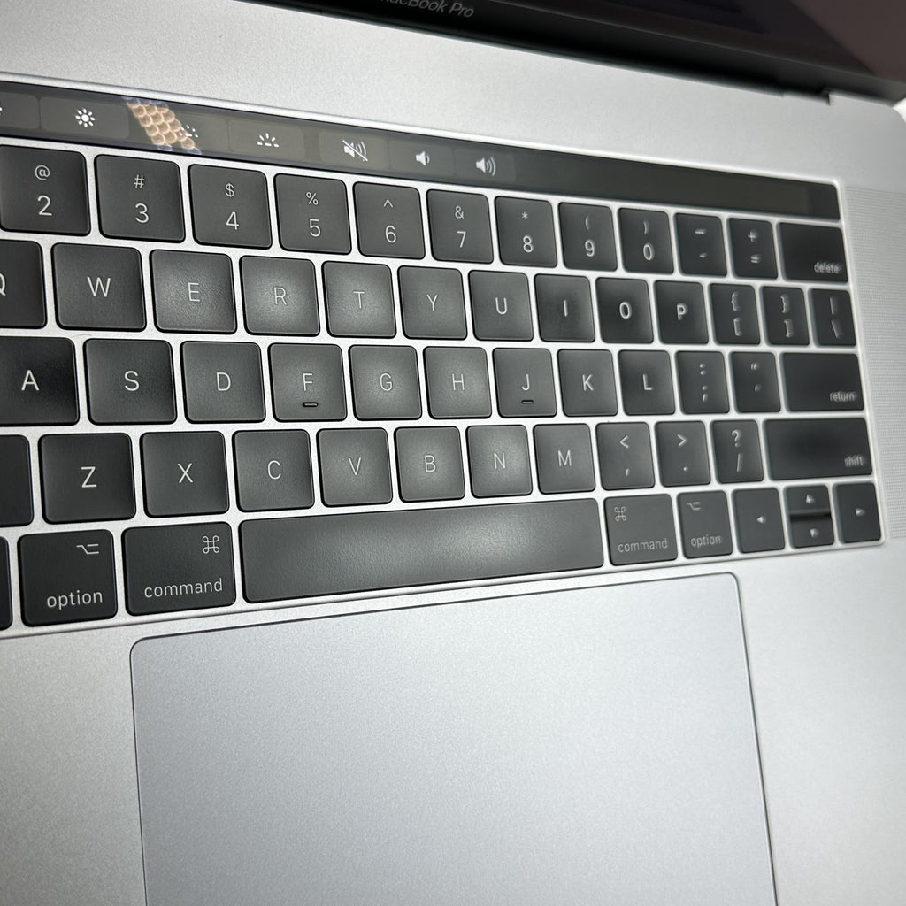 Apple MacBook Pro 15 Touch Bar 2017 Space Gray 3.1 GHz Intel Core i7 7th Gen. 16GB RAM 1TB Solid State Drive AMD Radeon Pro 560 4 GB