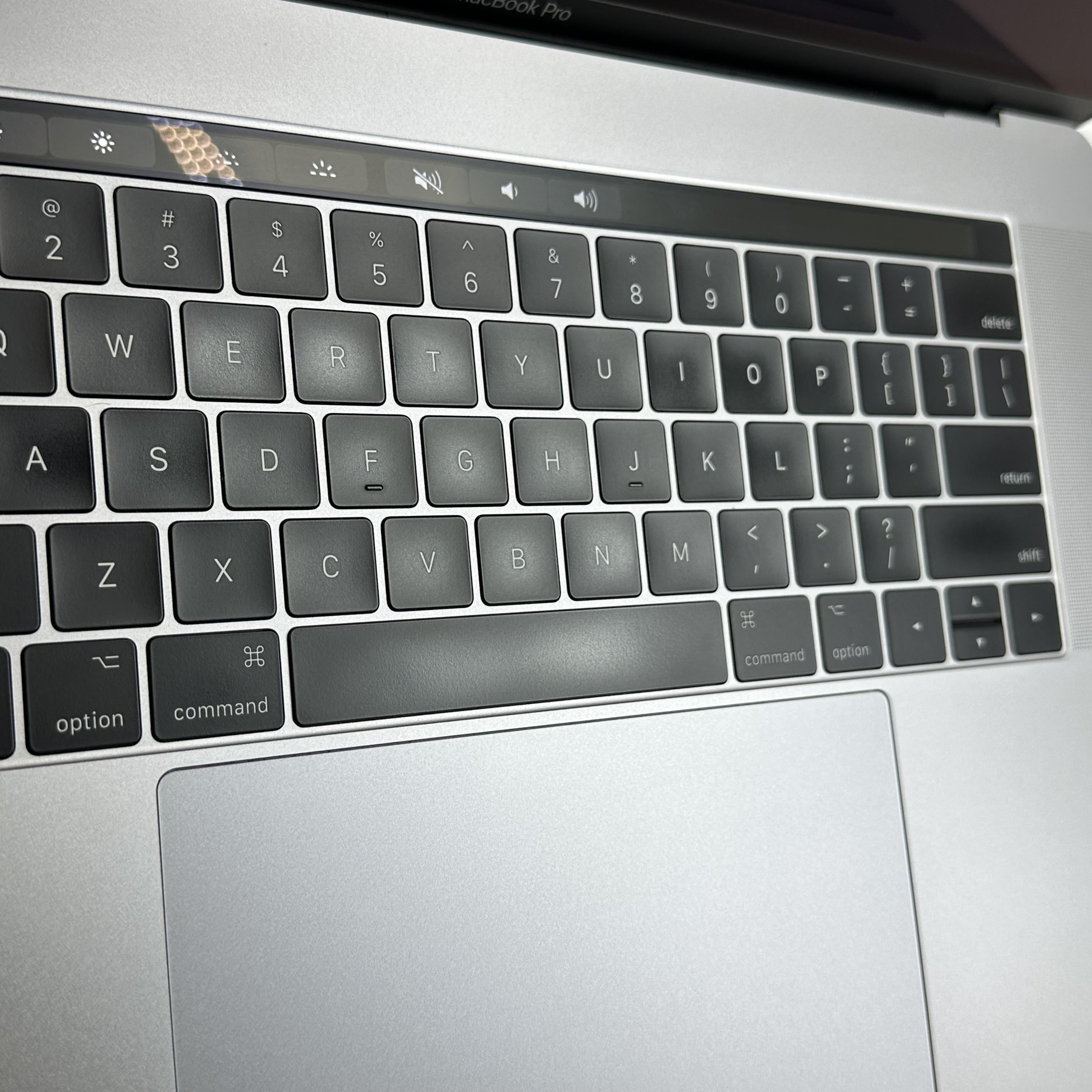 Apple MacBook Pro 15 Touch Bar 2017 Space Gray 3.1 GHz Intel Core i7 7th Gen. 16GB RAM 1TB Solid State Drive AMD Radeon Pro 560 4 GB
