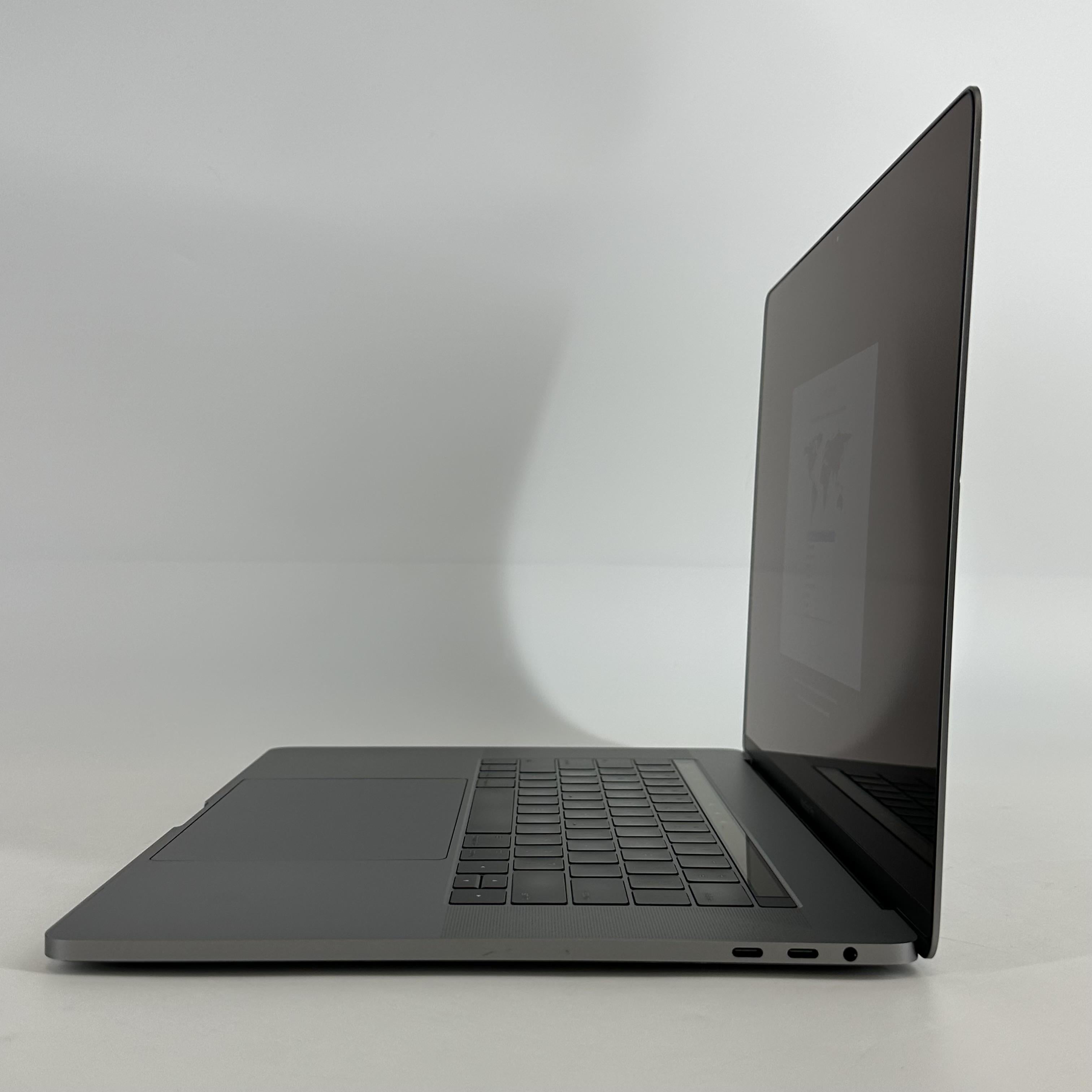 Apple MacBook Pro 15 Touch Bar 2017 Space Gray 3.1 GHz Intel Core i7 7th Gen. 16GB RAM 1TB Solid State Drive AMD Radeon Pro 560 4 GB