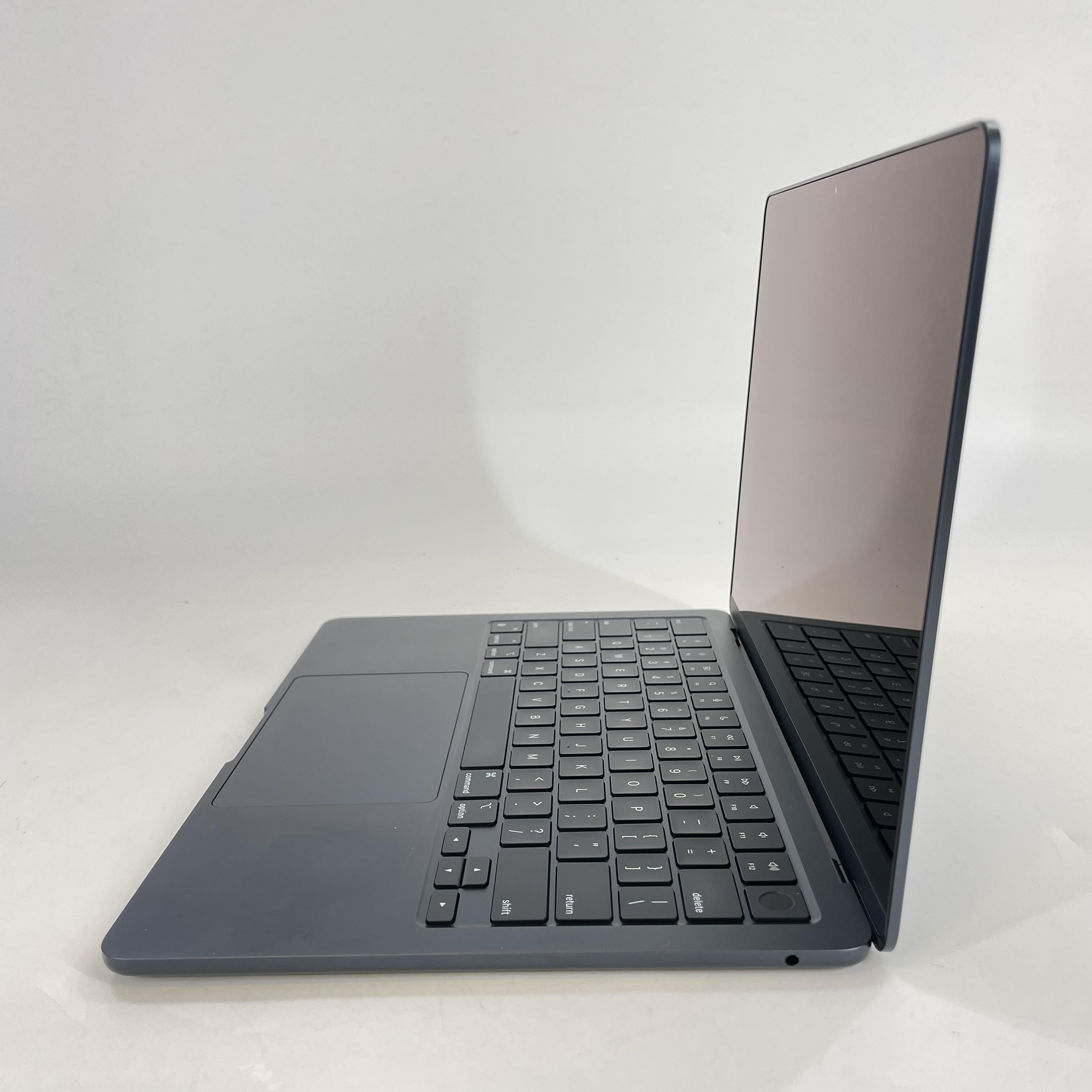MacBook Air 13 2022 Blue 3.49 GHz M2 8-Core CPU 8GB Unified Memory 256GB Solid State Drive 8-Core GPU