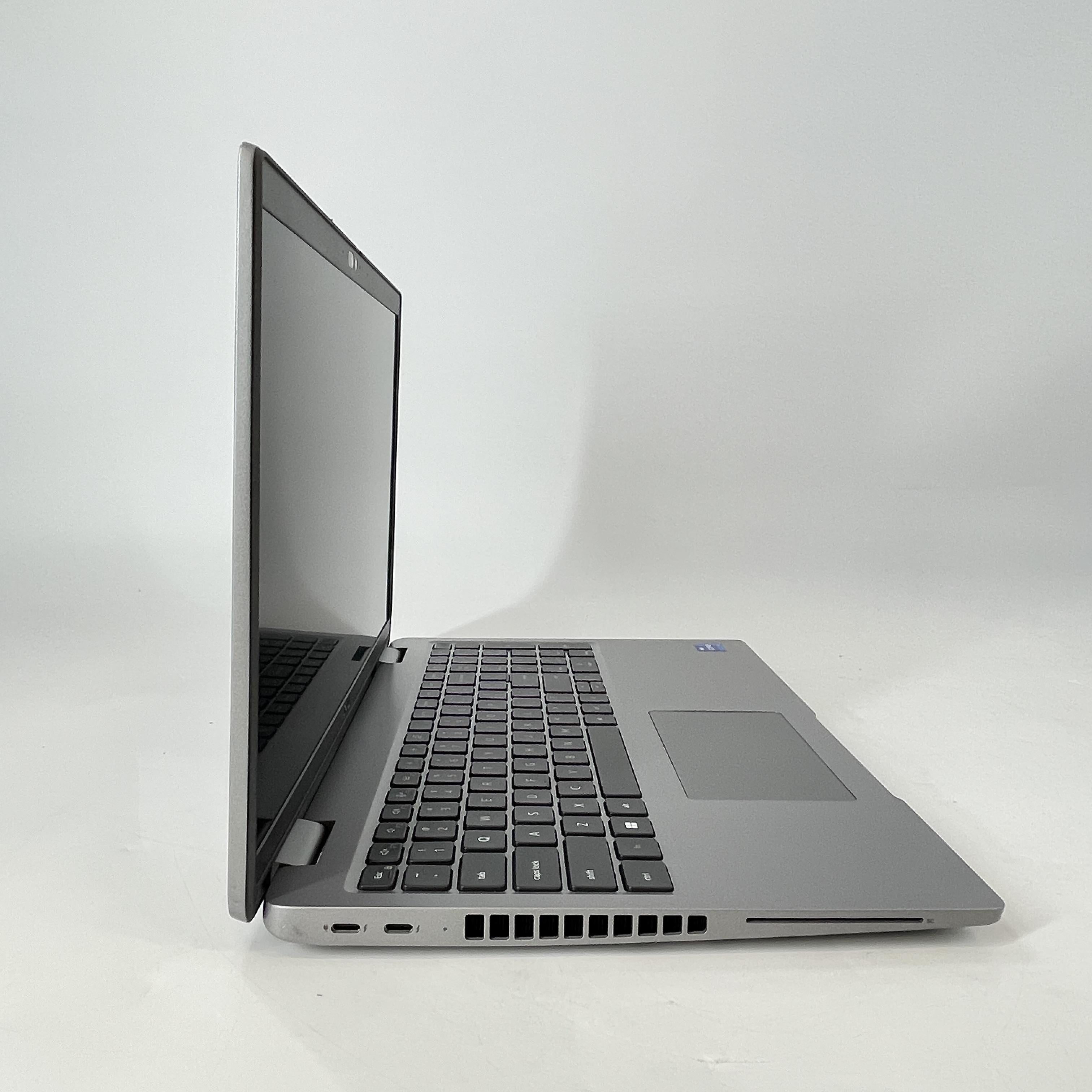Dell Latitude 5540 15.6 Gray 1.7 GHz Intel Core i7 13th Gen. 16GB RAM 512GB Solid State Drive