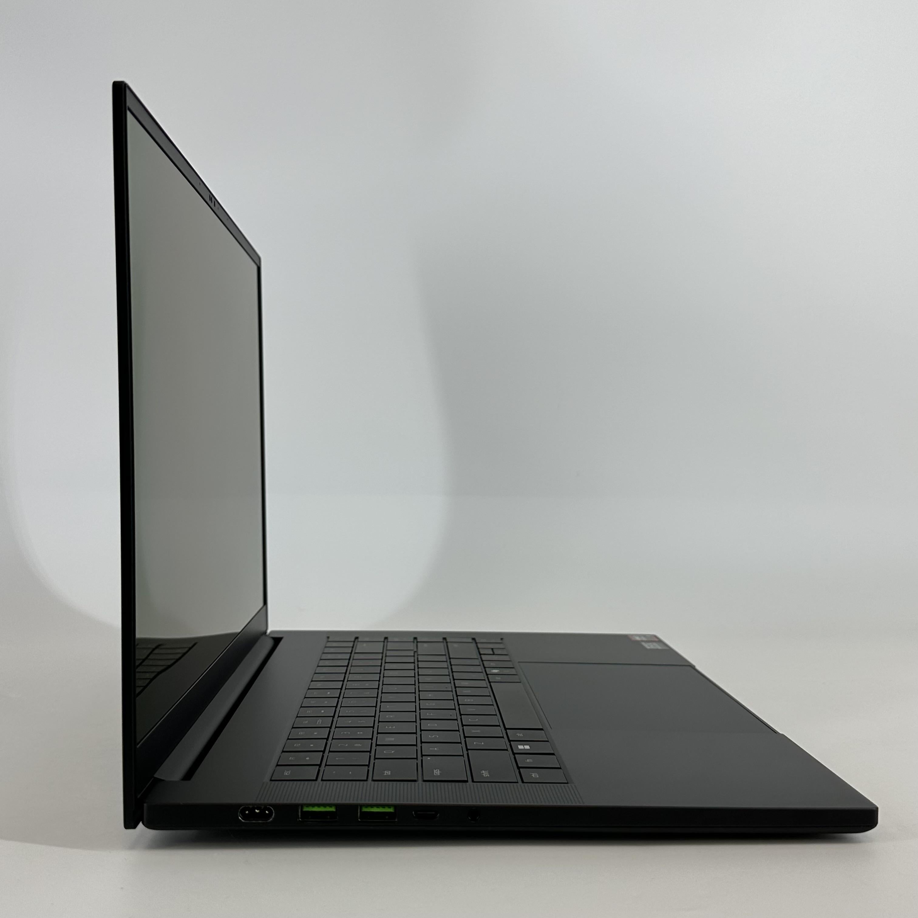 Razer Blade 16 2025 Black 2.0 GHz AMD Ryzen AI 9 365 16GB RAM 1TB Solid State Drive NVIDIA GeForce RTX 5060 8 GB