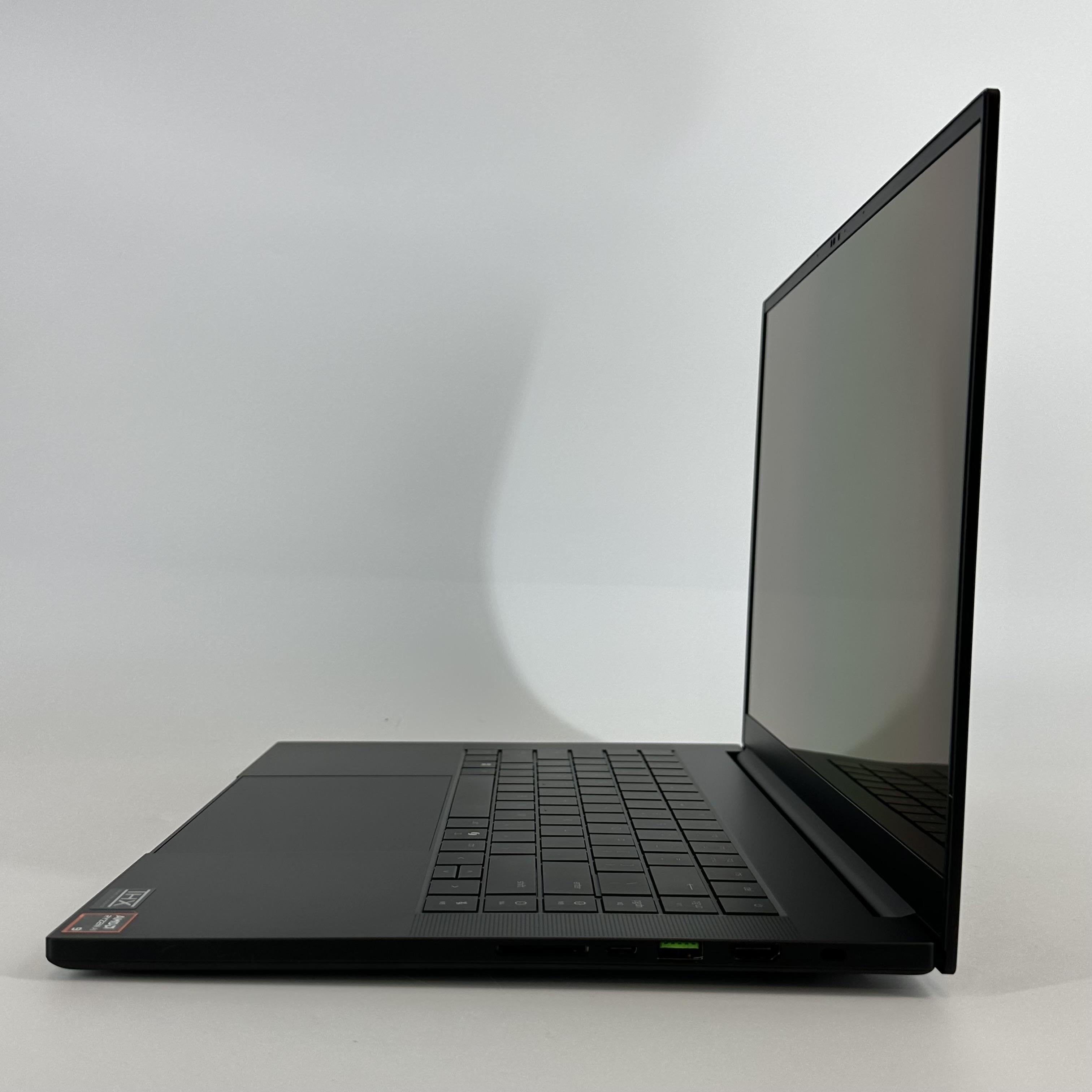Razer Blade 16 2025 Black 2.0 GHz AMD Ryzen AI 9 365 16GB RAM 1TB Solid State Drive NVIDIA GeForce RTX 5060 8 GB