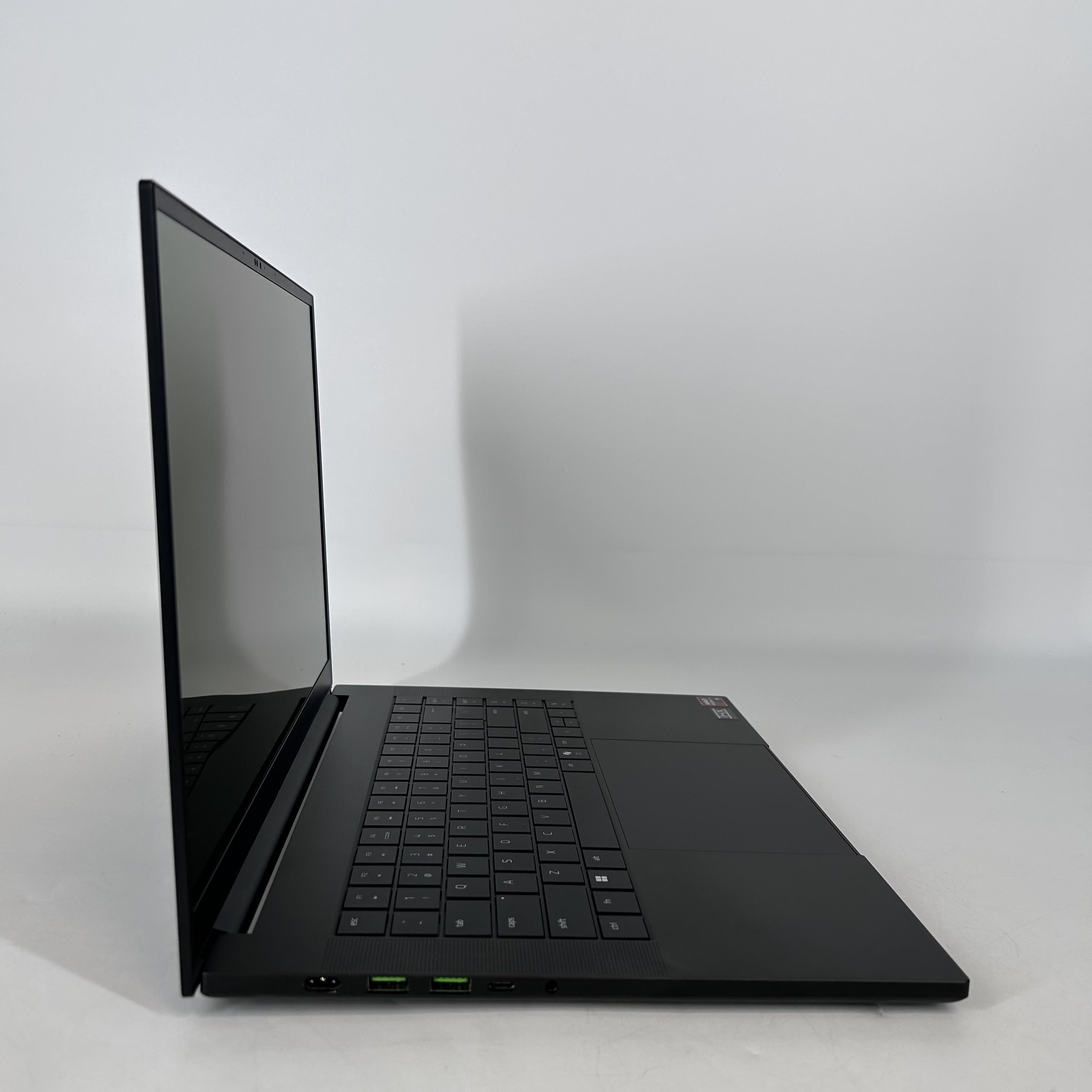 Razer Blade 16 2025 Black 2.0 GHz AMD Ryzen AI 9 365 32GB RAM 1TB Solid State Drive NVIDIA GeForce RTX 5070 Ti 12 GB