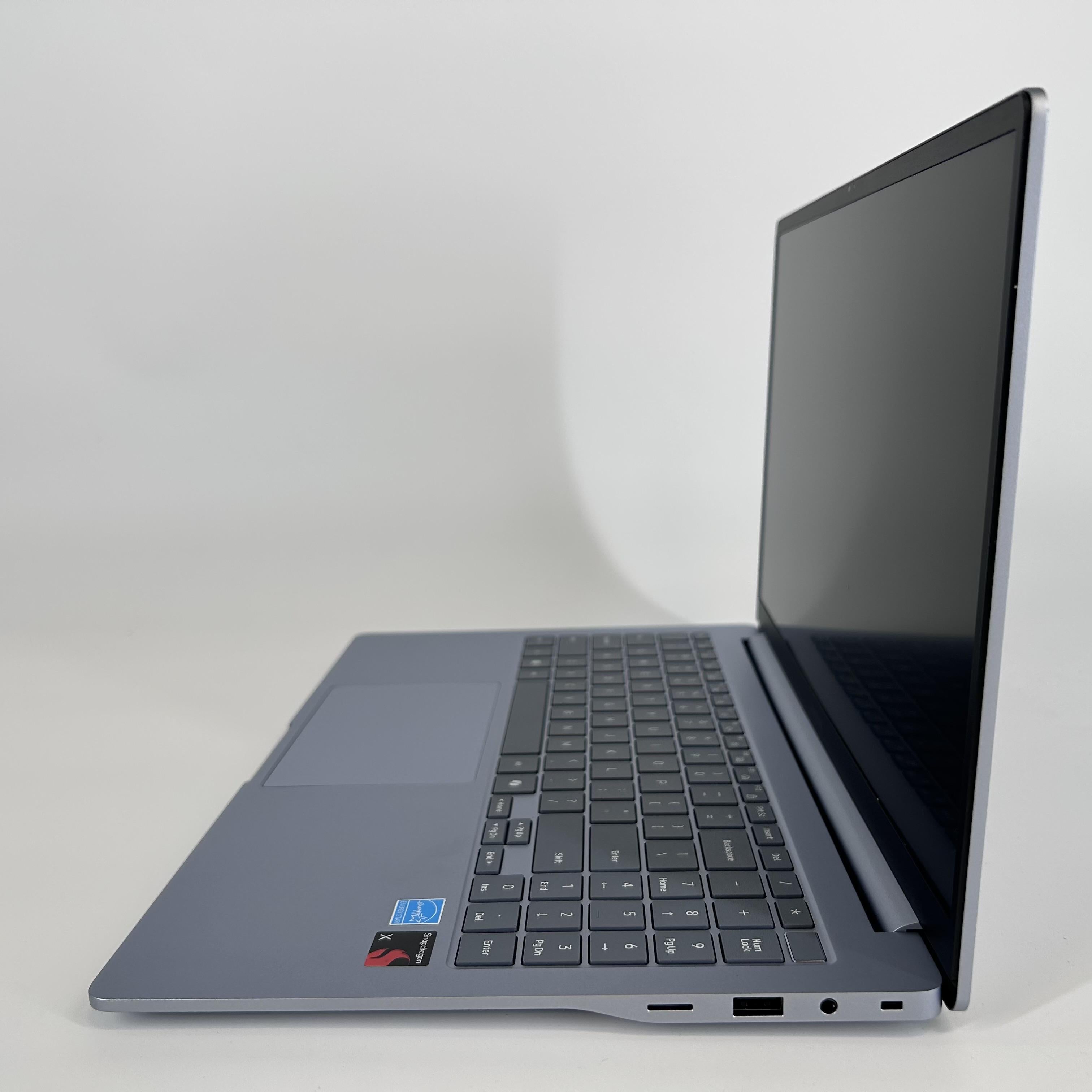 Samsung Galaxy Book4  Edge 15.6 Silver 2.9 GHz Qualcomm Snapdragon X Plus 16GB RAM 512GB Solid State Drive