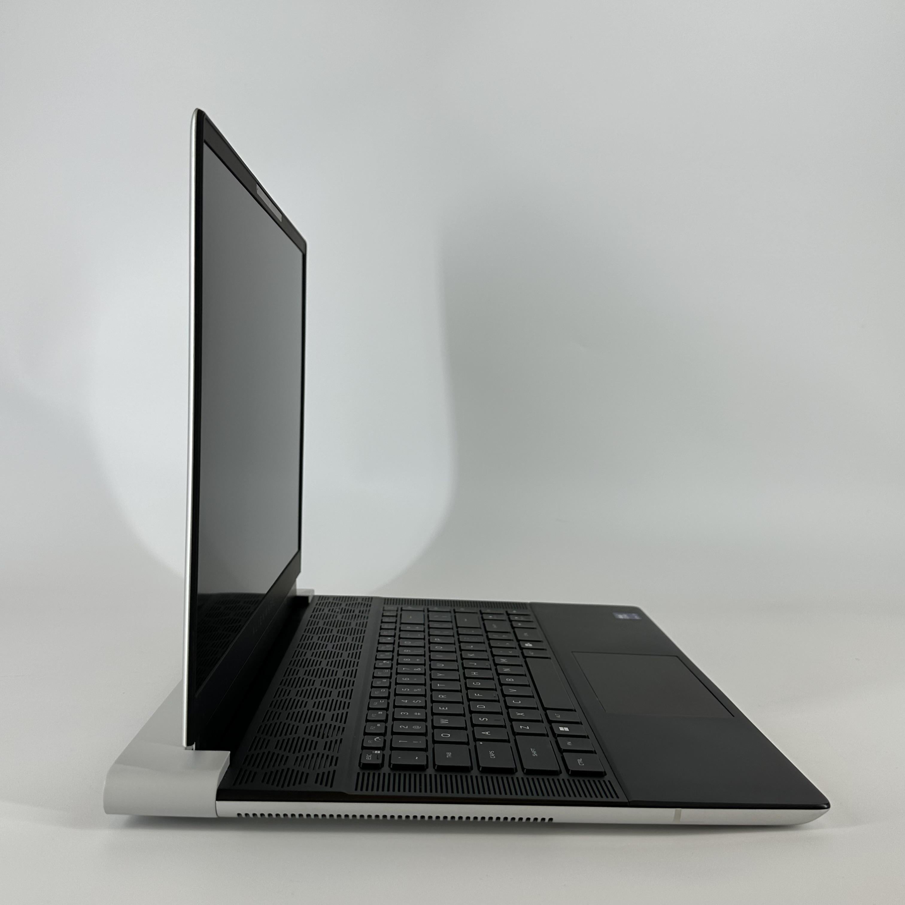 Dell Alienware X16 R2 Silver 2.3 GHz Intel Core Ultra 9 32GB RAM 2TB Solid State Drive NVIDIA GeForce RTX 4090 16 GB