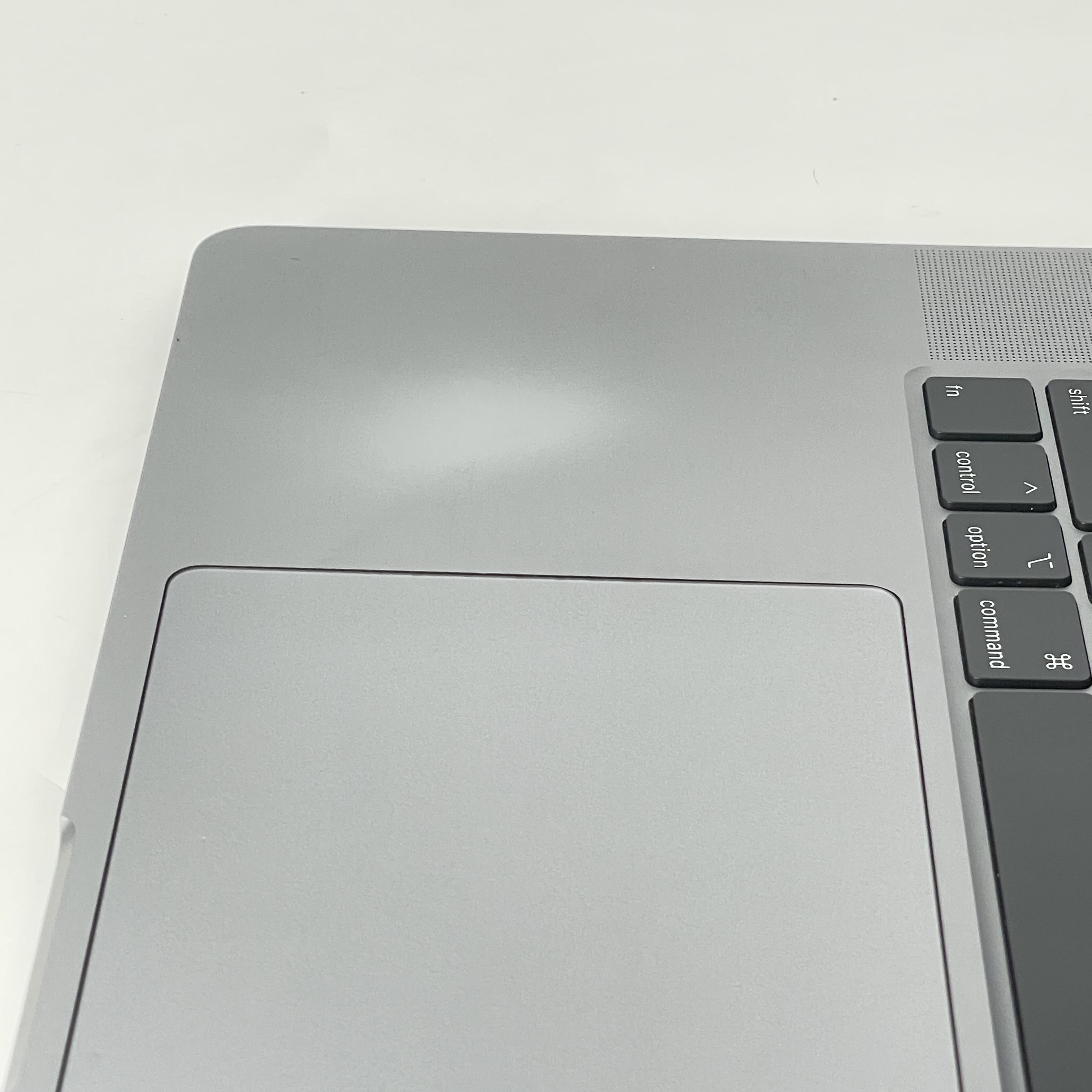 Apple MacBook Pro 16 Touch Bar 2019 Silver 2.4 GHz Intel Core i9 9th Gen. 32GB RAM 1TB Solid State Drive AMD Radeon Pro 5500M 8 GB