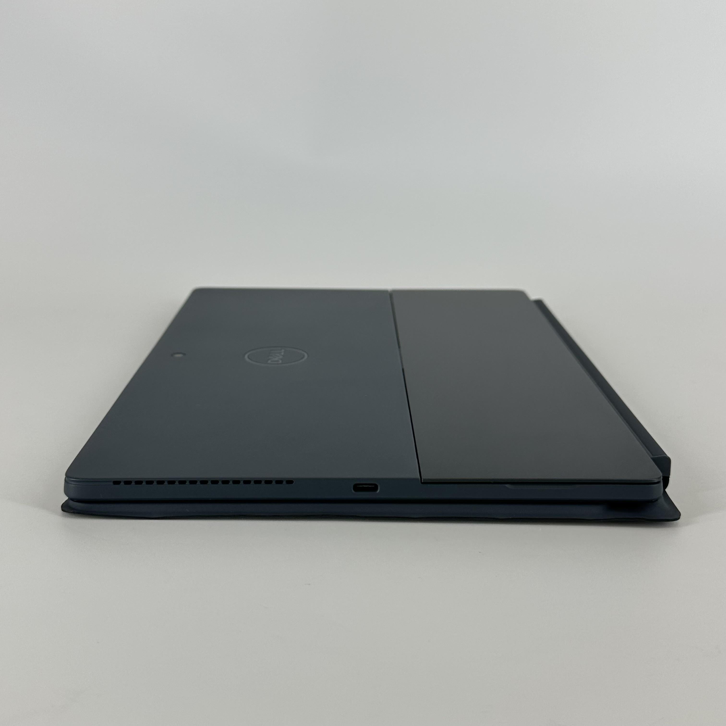 Dell Latitude 7350 (Detachable) 13.3 Blue 3.8 GHz Intel Core Ultra 7 32GB RAM 256GB Solid State Drive