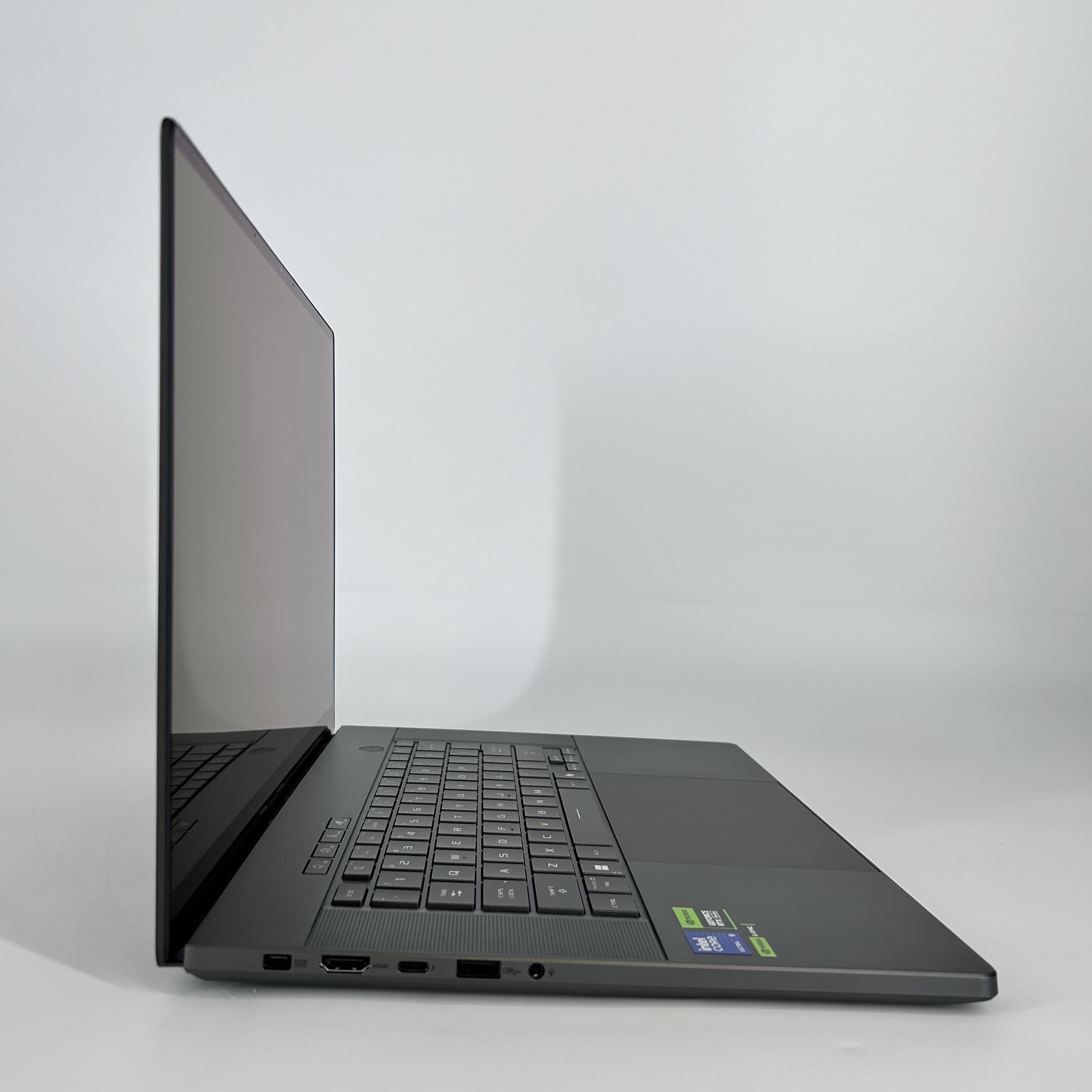Asus ROG Zephyrus G16 GU605 16 Black 2.9 GHz Intel Core Ultra 9 Series 2 32GB RAM 2TB Solid State Drive NVIDIA GeForce RTX 5080 16 GB