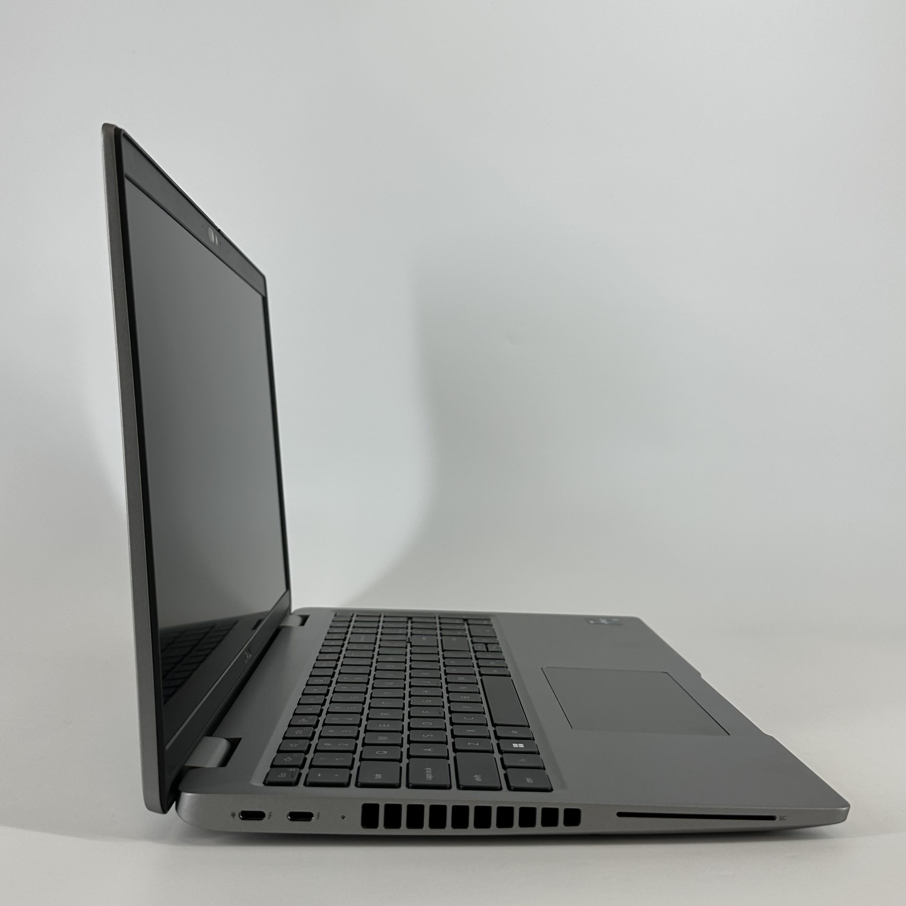Dell Latitude 5540 15.6 Silver 1.9 GHz Intel Core i7 13th Gen. 16GB RAM 512GB Solid State Drive
