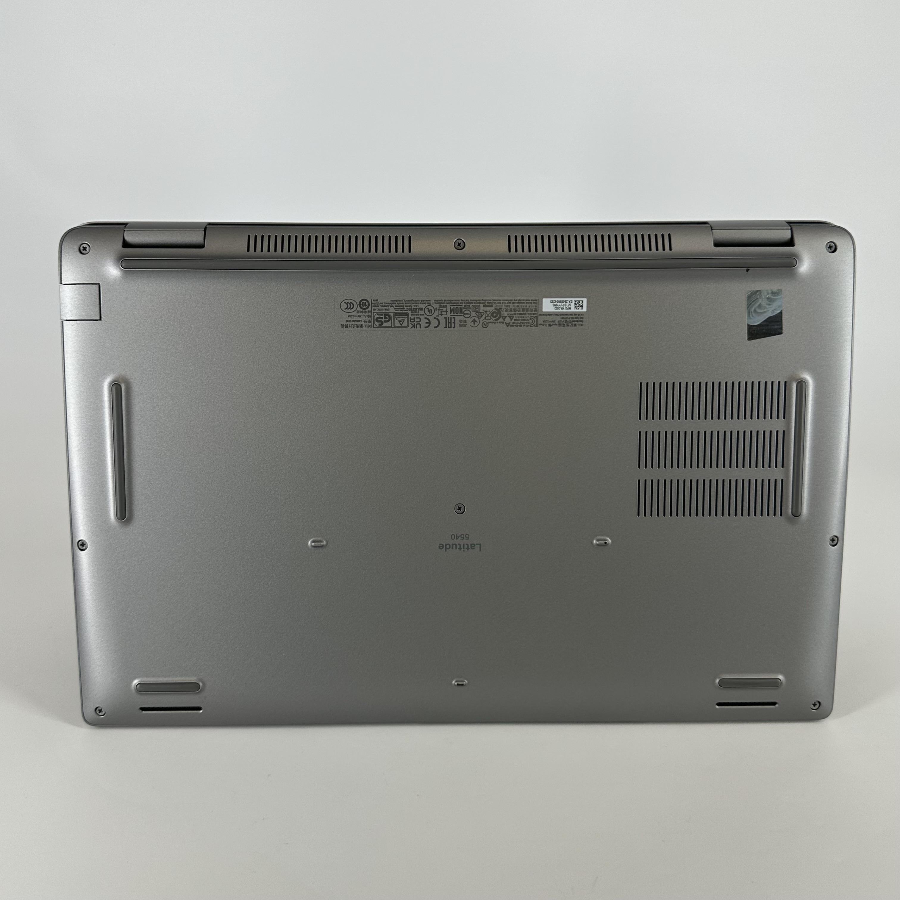 Dell Latitude 5540 15.6 Silver 1.9 GHz Intel Core i7 13th Gen. 16GB RAM 512GB Solid State Drive