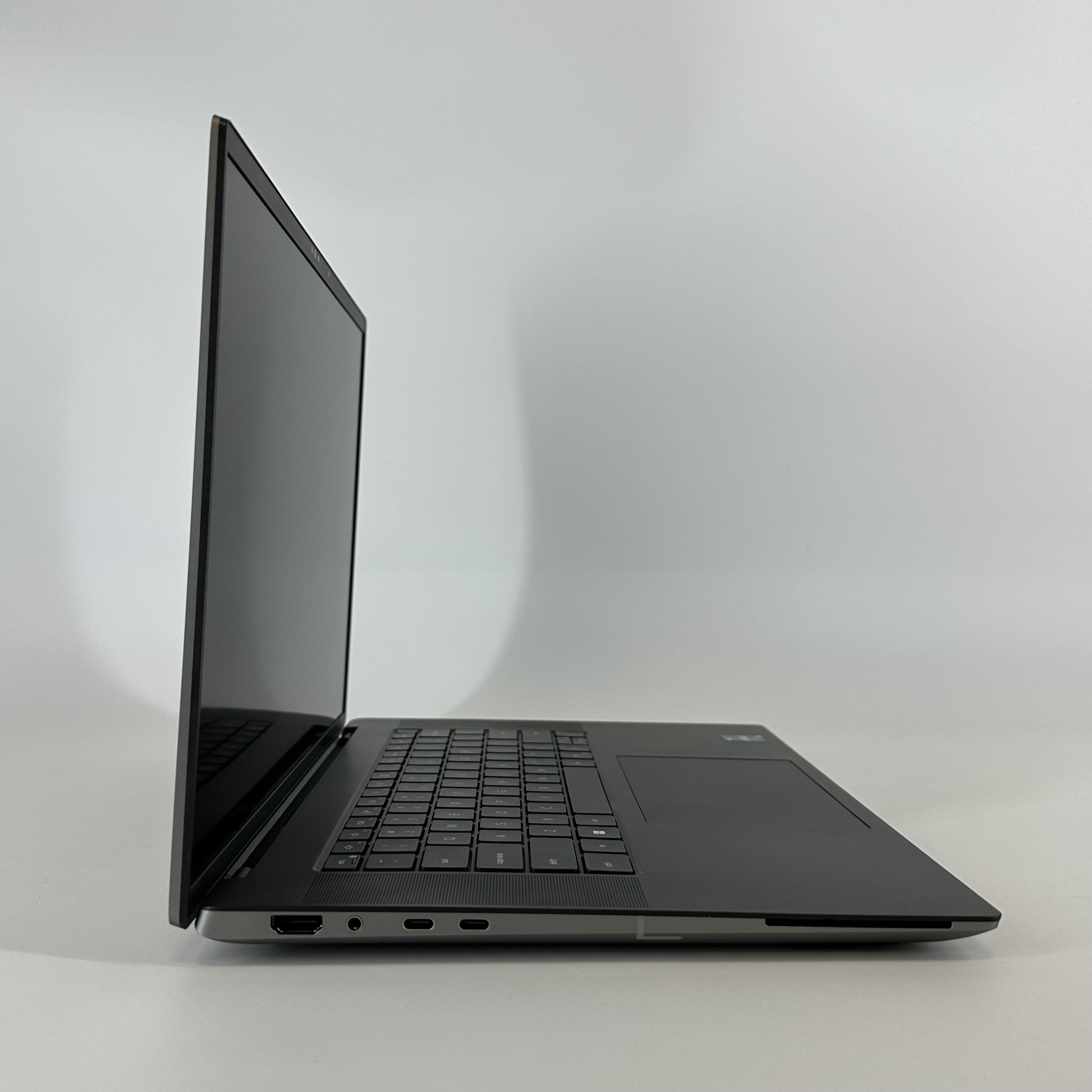 Dell Precision 5680 16 Gray 2.6 GHz Intel Core i9 13th Gen. 32GB RAM 1TB Solid State Drive NVIDIA RTX 2000 Ada 8 GB