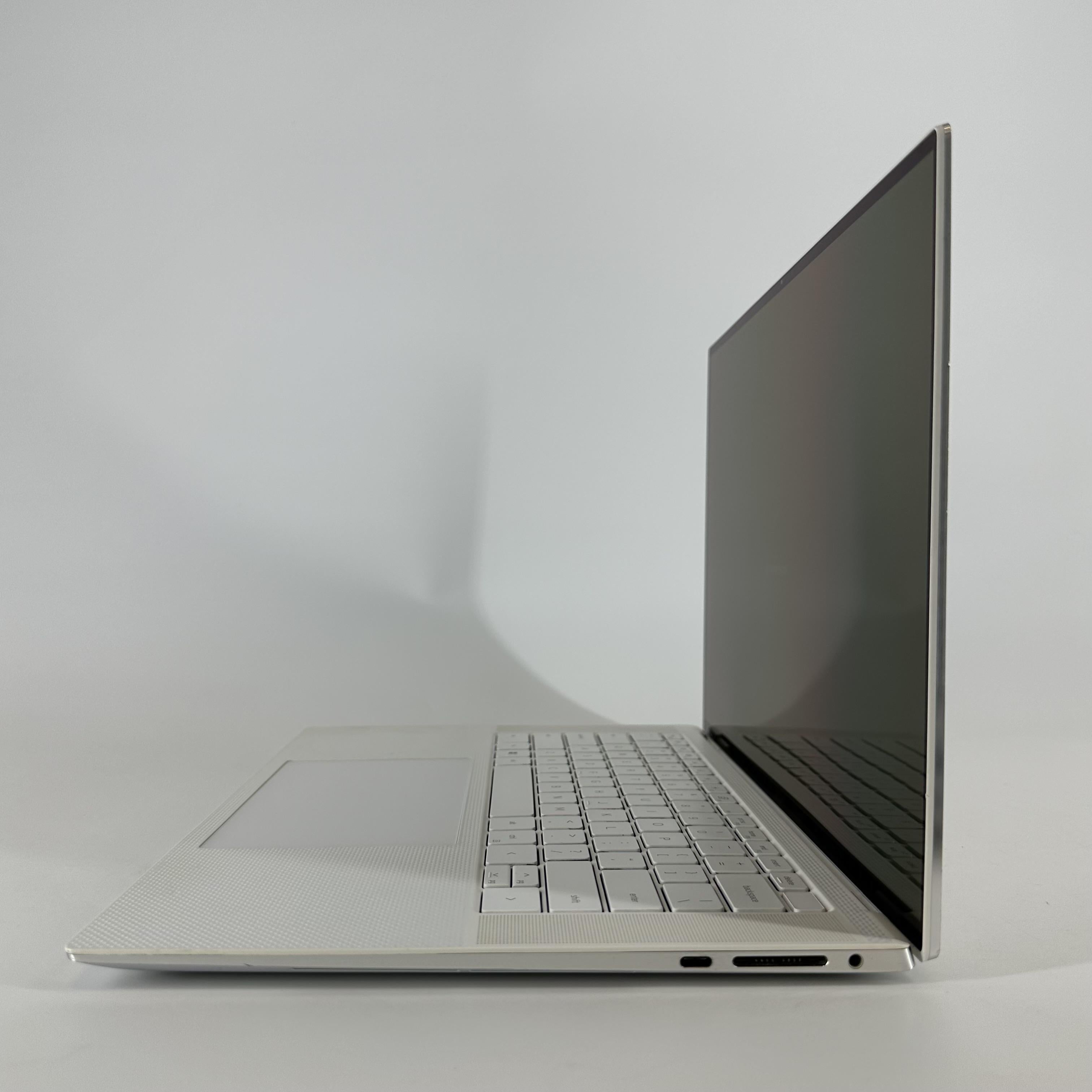 Dell XPS 15 9520 Silver 2.3 GHz Intel Core i7 12th Gen. 32GB RAM 1TB Solid State Drive NVIDIA GeForce RTX 3050 Ti 4 GB
