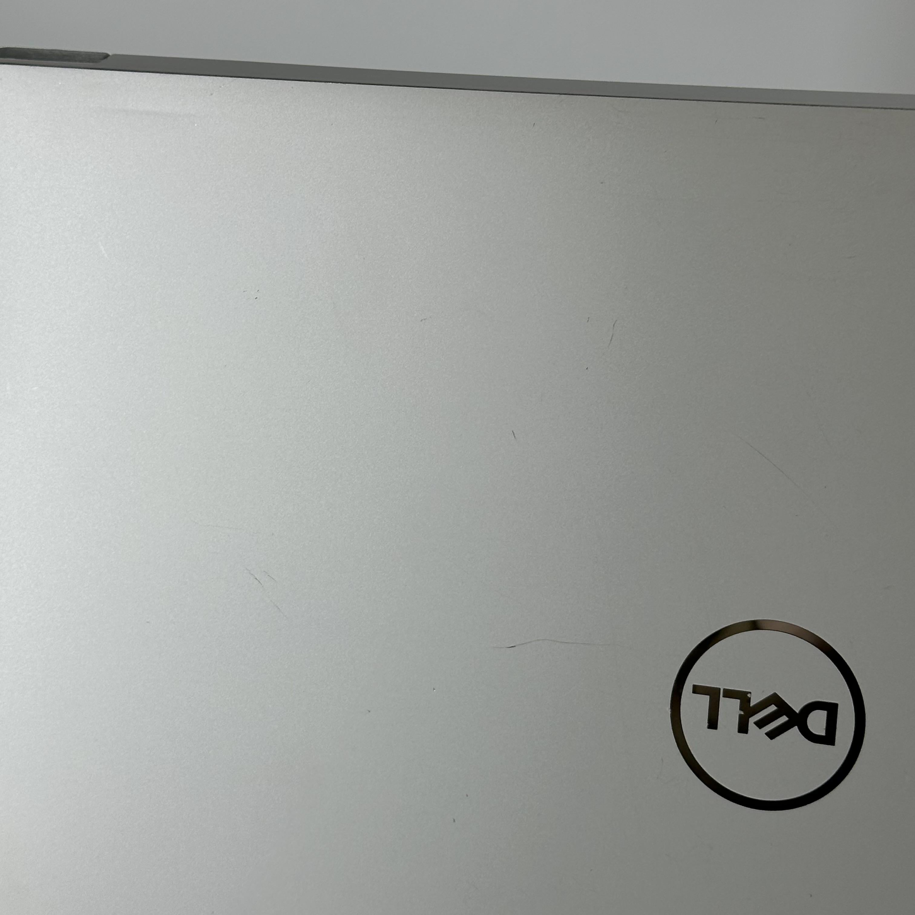 Dell XPS 15 9520 Silver 2.3 GHz Intel Core i7 12th Gen. 32GB RAM 1TB Solid State Drive NVIDIA GeForce RTX 3050 Ti 4 GB