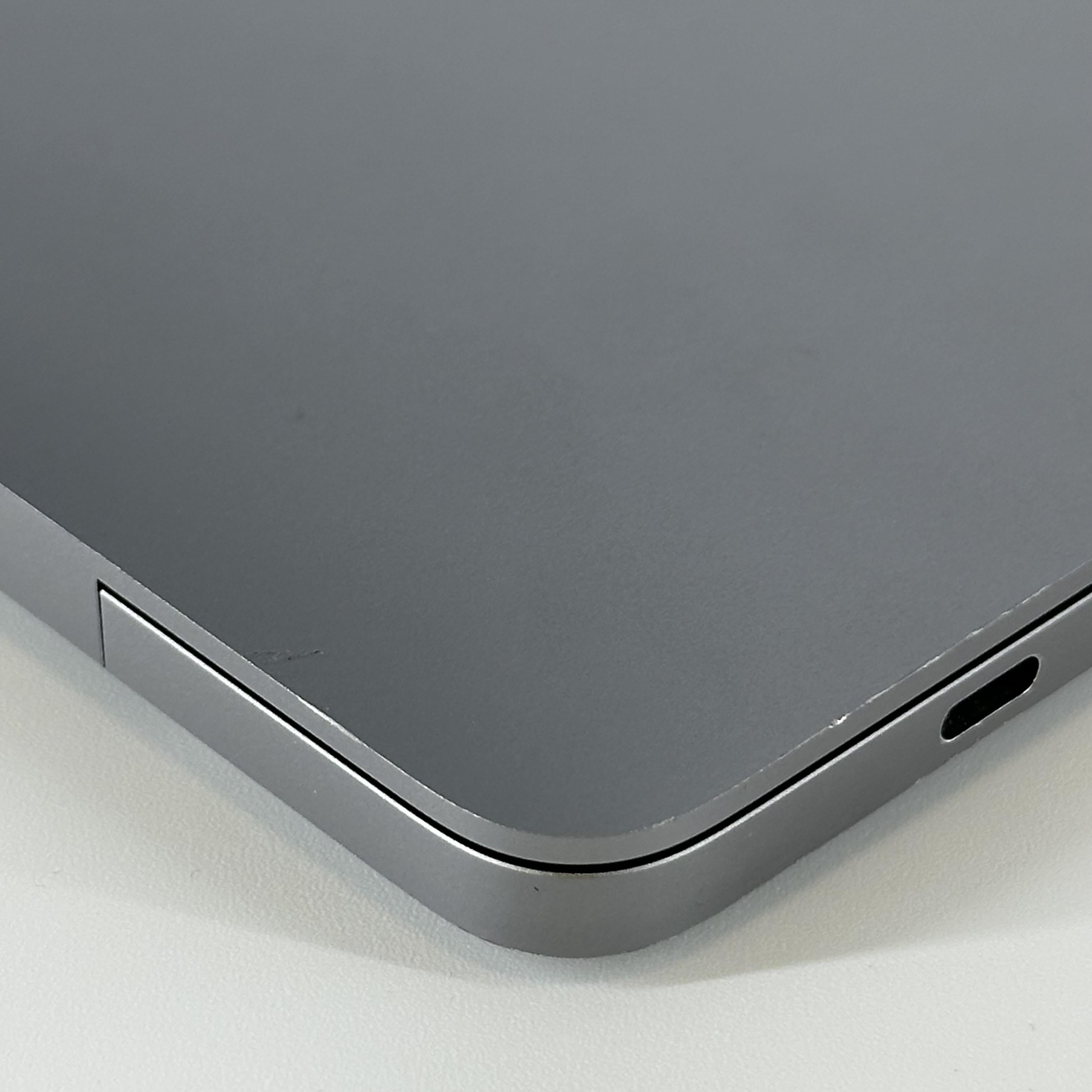Apple MacBook Pro 16 Touch Bar 2019 Space Gray 2.4 GHz Intel Core i9 9th Gen. 16GB RAM 1TB Solid State Drive AMD Radeon Pro 5500M 8 GB