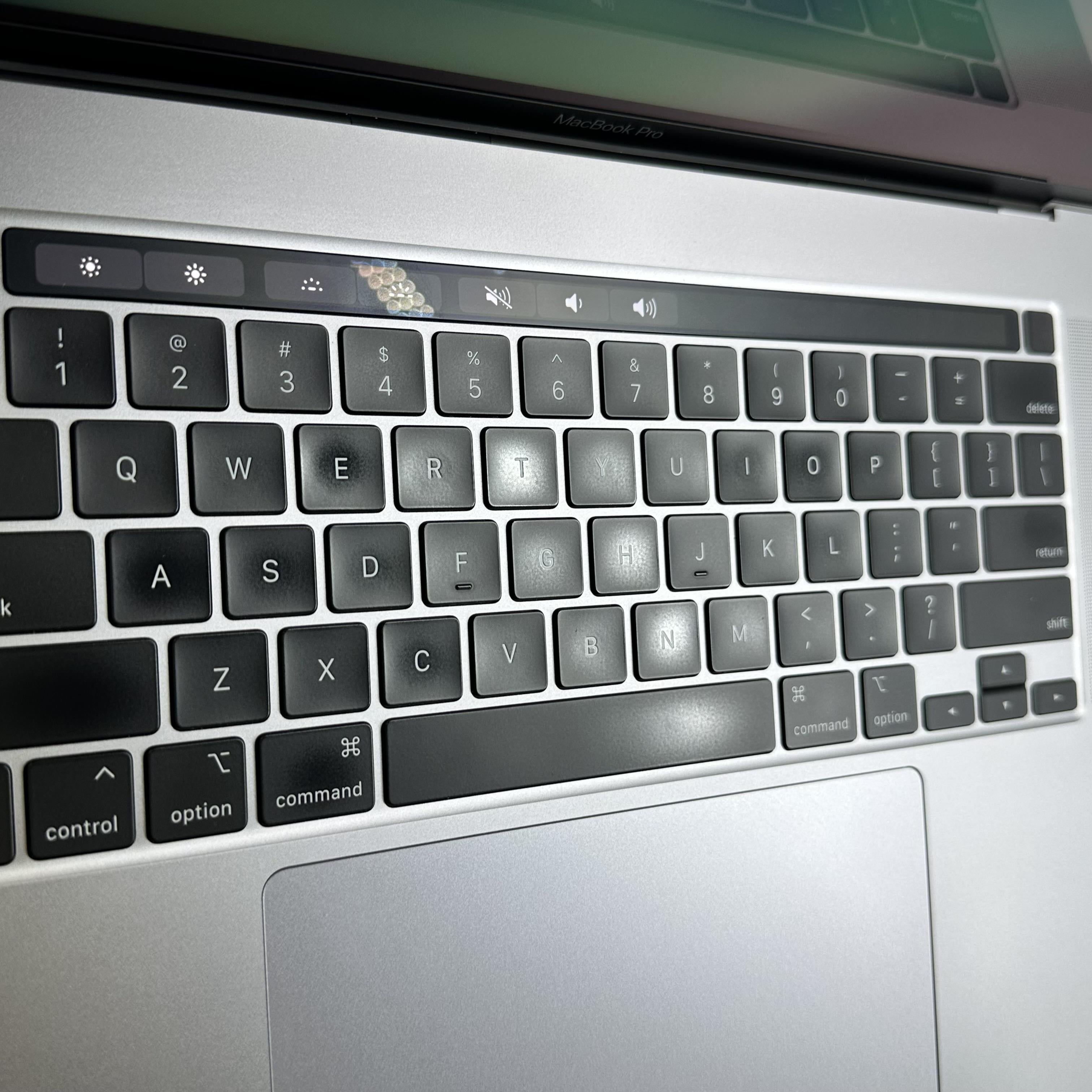 Apple MacBook Pro 16 Touch Bar 2019 Space Gray 2.4 GHz Intel Core i9 9th Gen. 16GB RAM 1TB Solid State Drive AMD Radeon Pro 5500M 8 GB