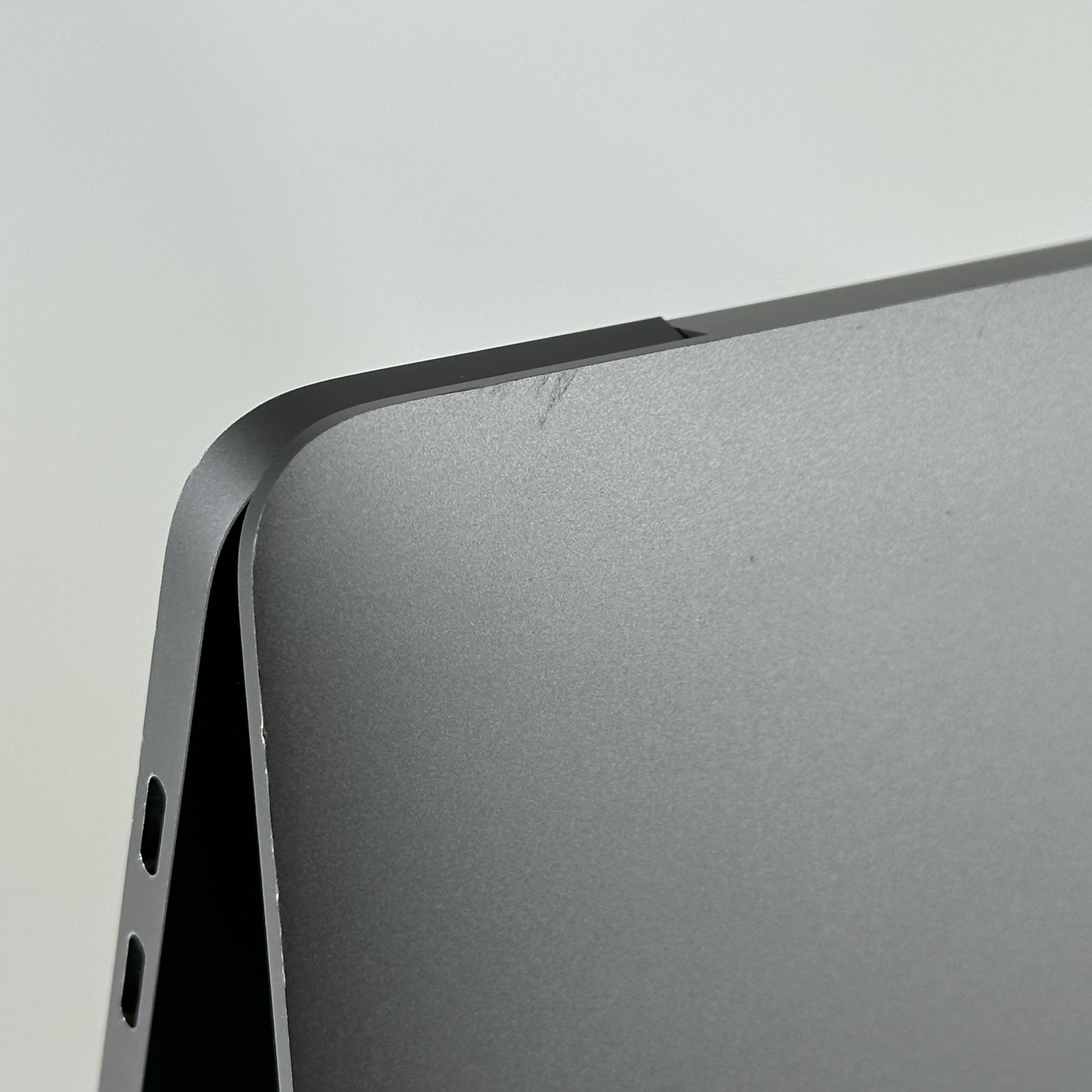 Apple MacBook Pro 16 Touch Bar 2019 Space Gray 2.4 GHz Intel Core i9 9th Gen. 16GB RAM 1TB Solid State Drive AMD Radeon Pro 5500M 8 GB