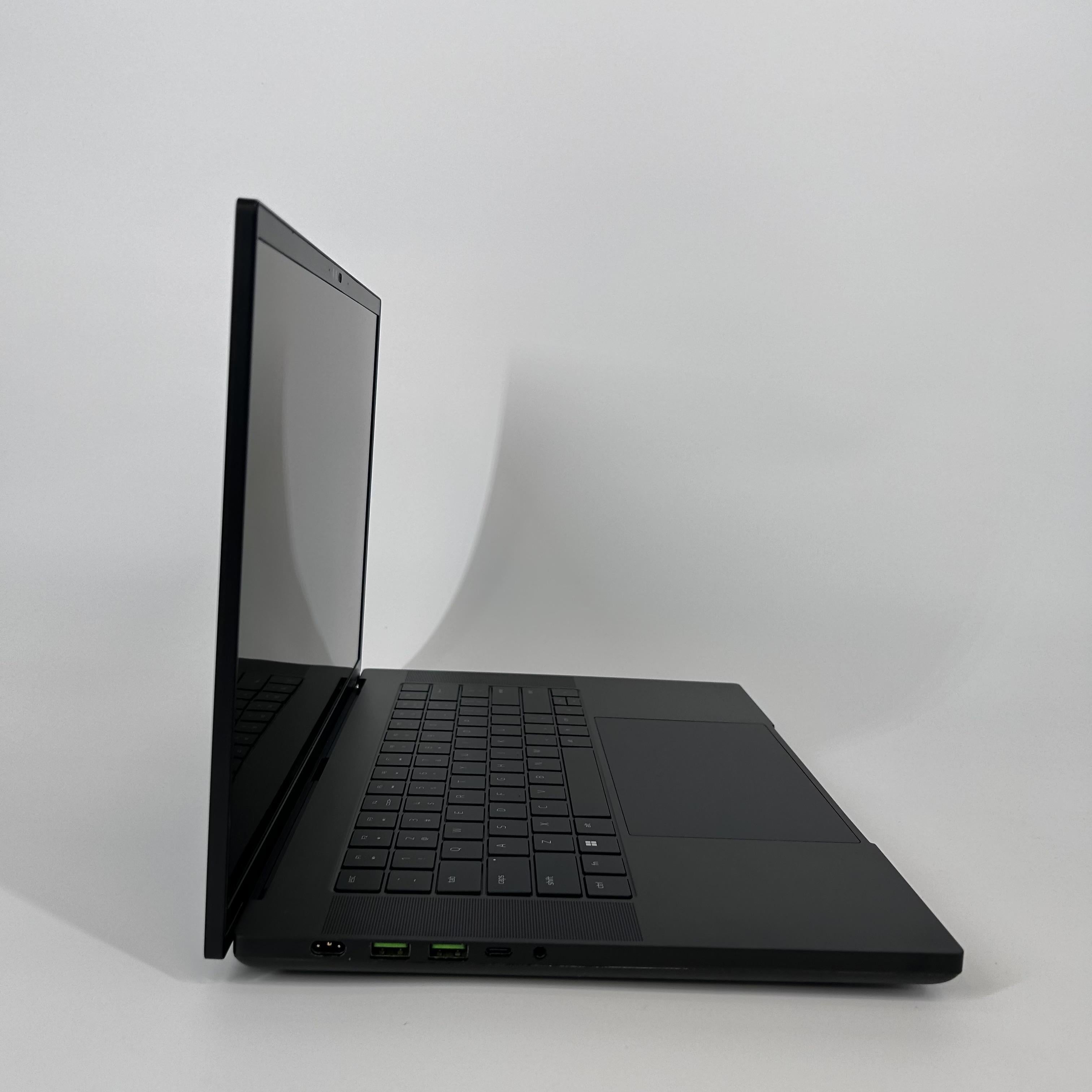 Razer Blade 16 2024 Black 2.2 GHz Intel Core i9 14th Gen. 64GB RAM 2TB Solid State Drive NVIDIA GeForce RTX 4090 16 GB