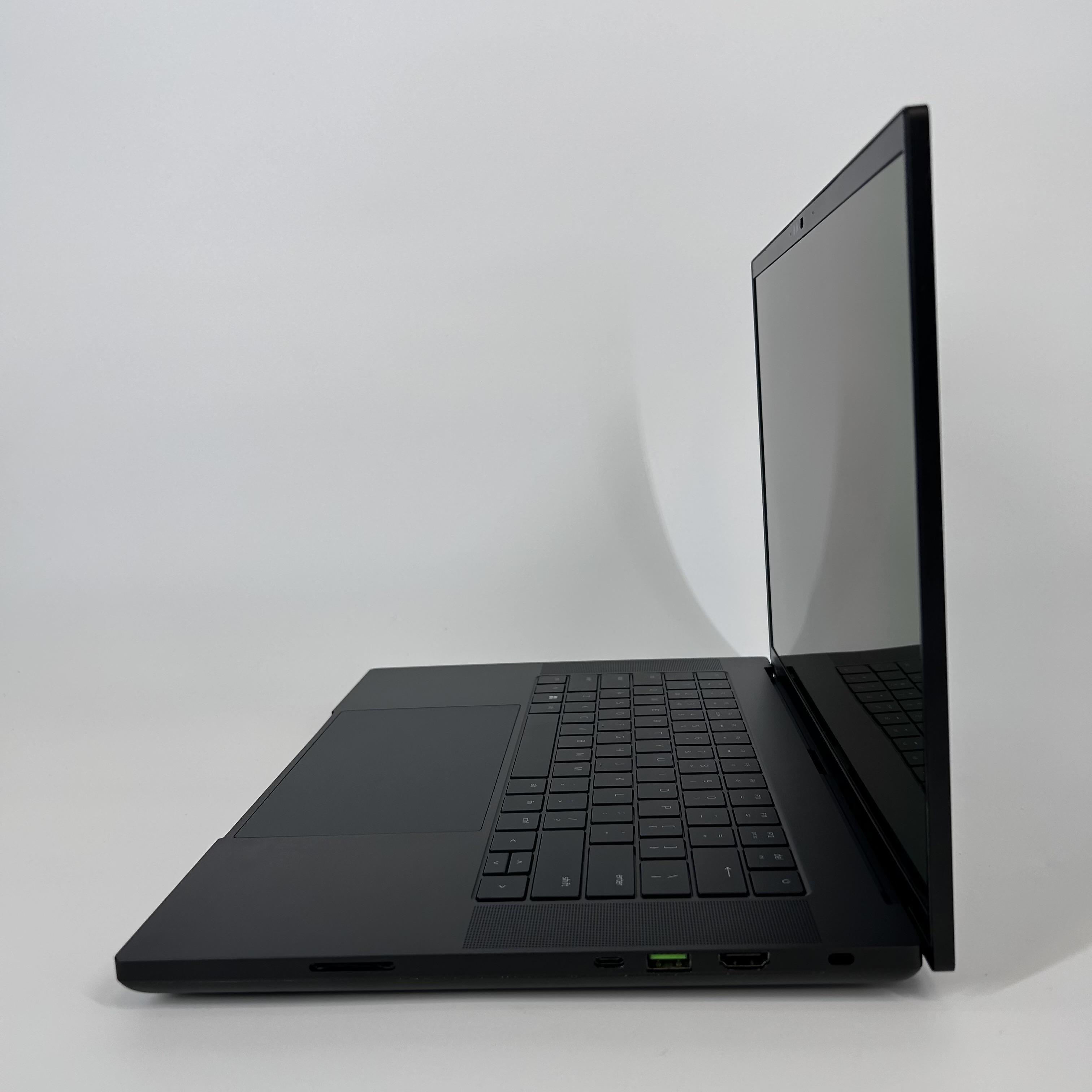 Razer Blade 16 2024 Black 2.2 GHz Intel Core i9 14th Gen. 64GB RAM 2TB Solid State Drive NVIDIA GeForce RTX 4090 16 GB