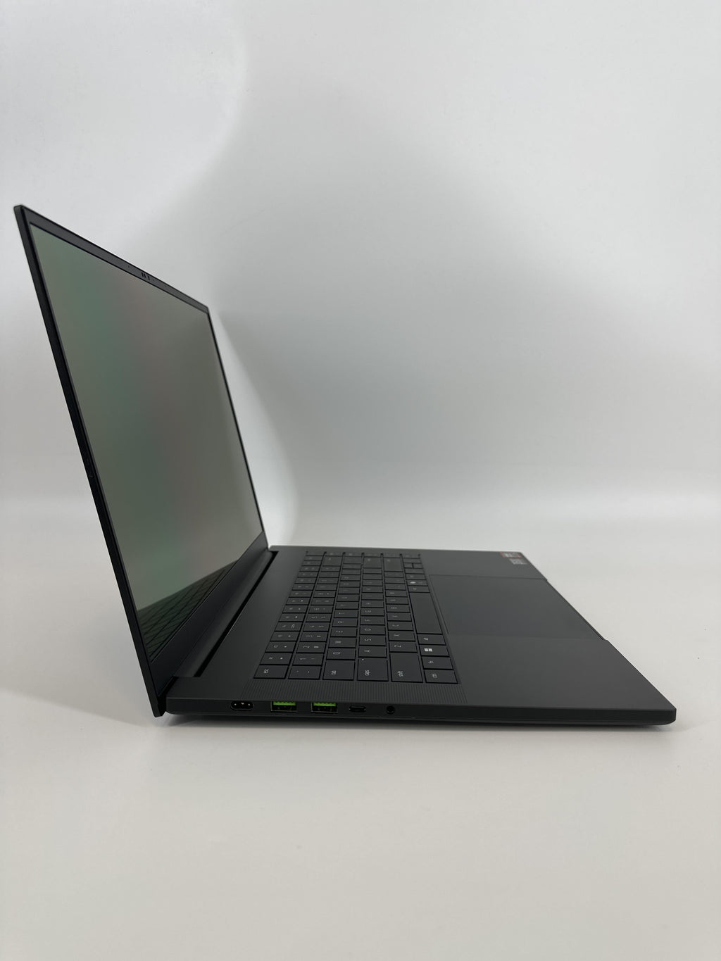Razer Blade 16 2025 Black 2.0 GHz AMD Ryzen AI 9 365 32GB RAM 1TB Solid State Drive NVIDIA GeForce RTX 5070 8 GB